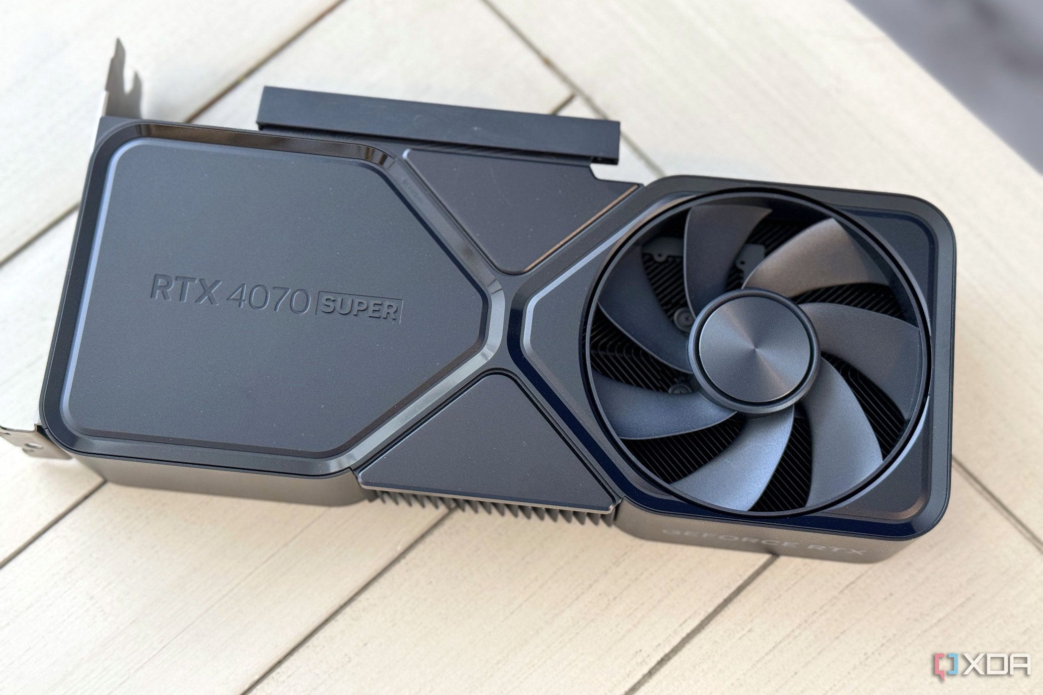 Nvidia geforce rtx 4070 super founders edition sobre una mesa vista desde arriba