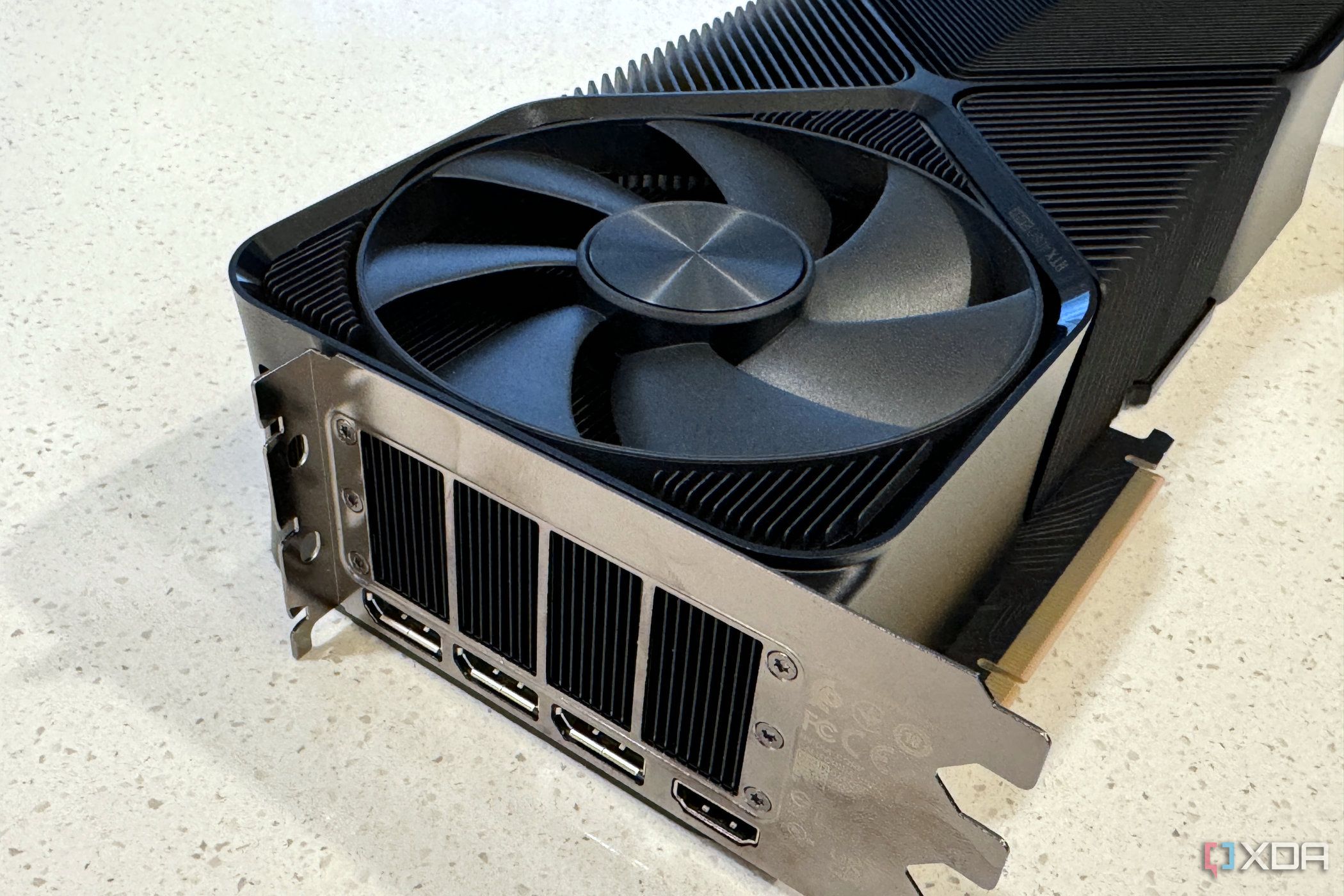 Primer plano del protector de E/S de la Nvidia Geforce RTX 4080 Super que muestra las rejillas de ventilación y el ventilador grande