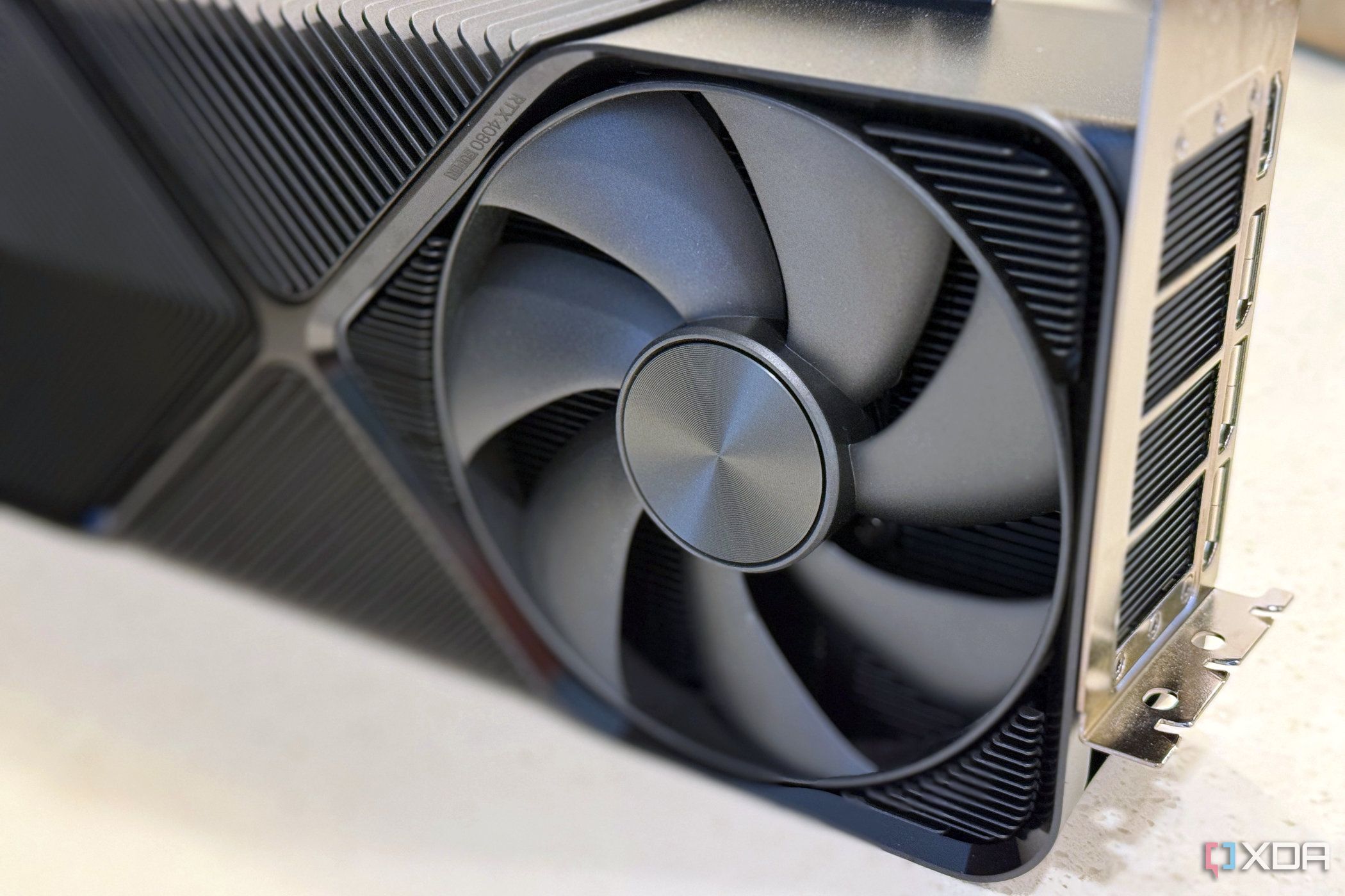 Ventilador io de la Nvidia Geforce RTX 4080 Super Fe mostrado en primer plano