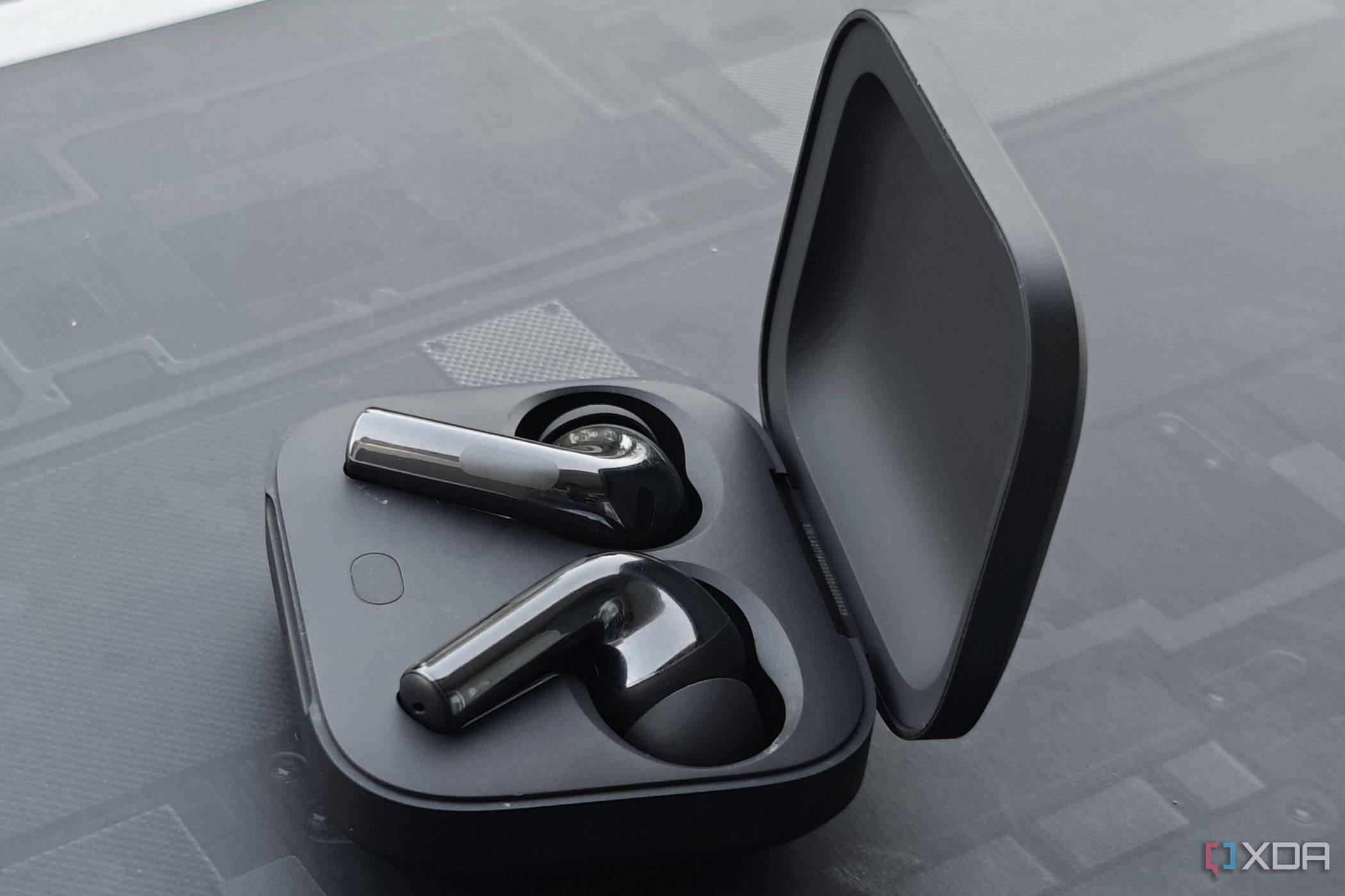 Uma imagem mostrando um par de fones de ouvido OnePlus Buds 3 dentro do case.