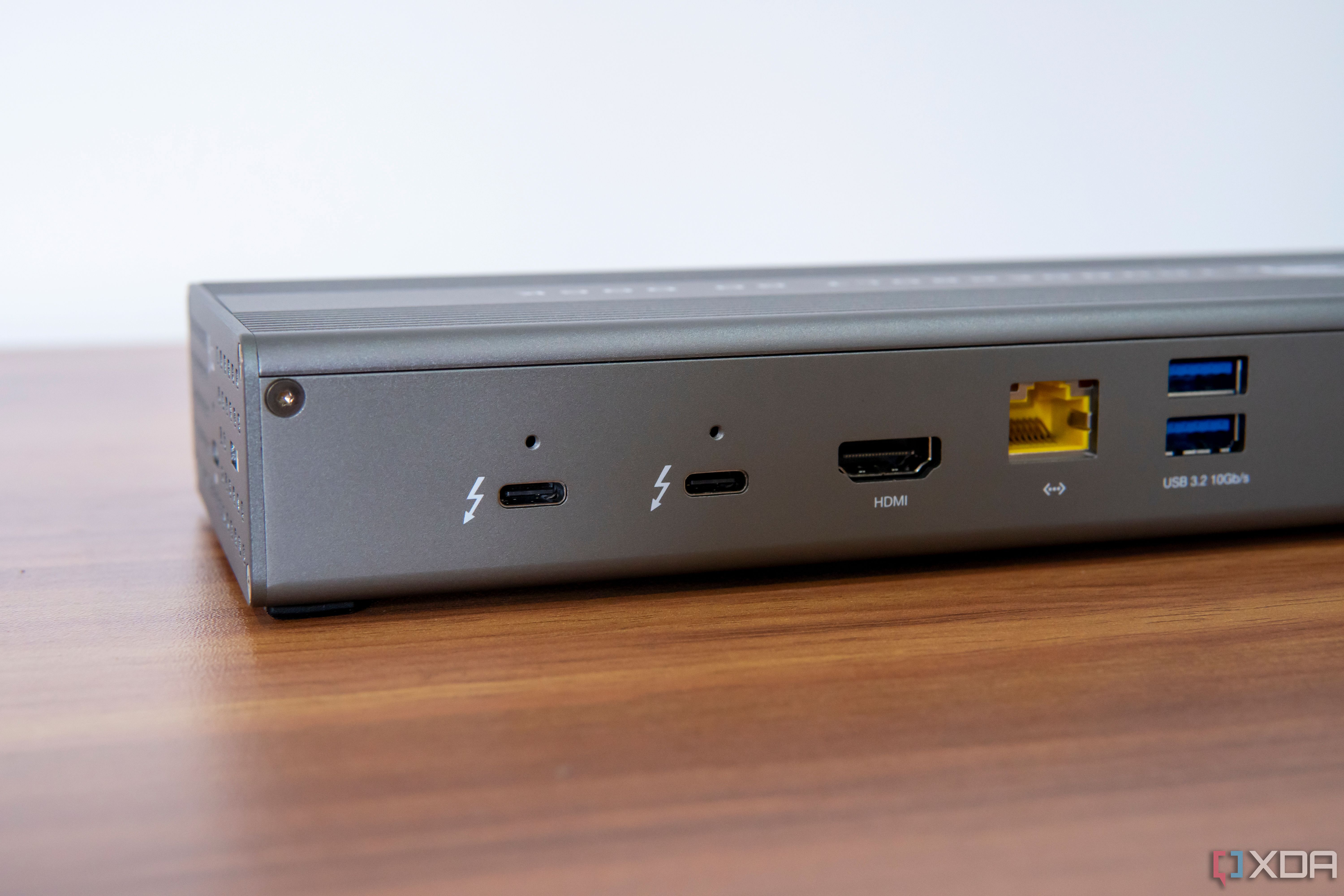 Primer plano de los puertos Thunderbolt y HDMI en el OWC Thunderbolt Go Dock