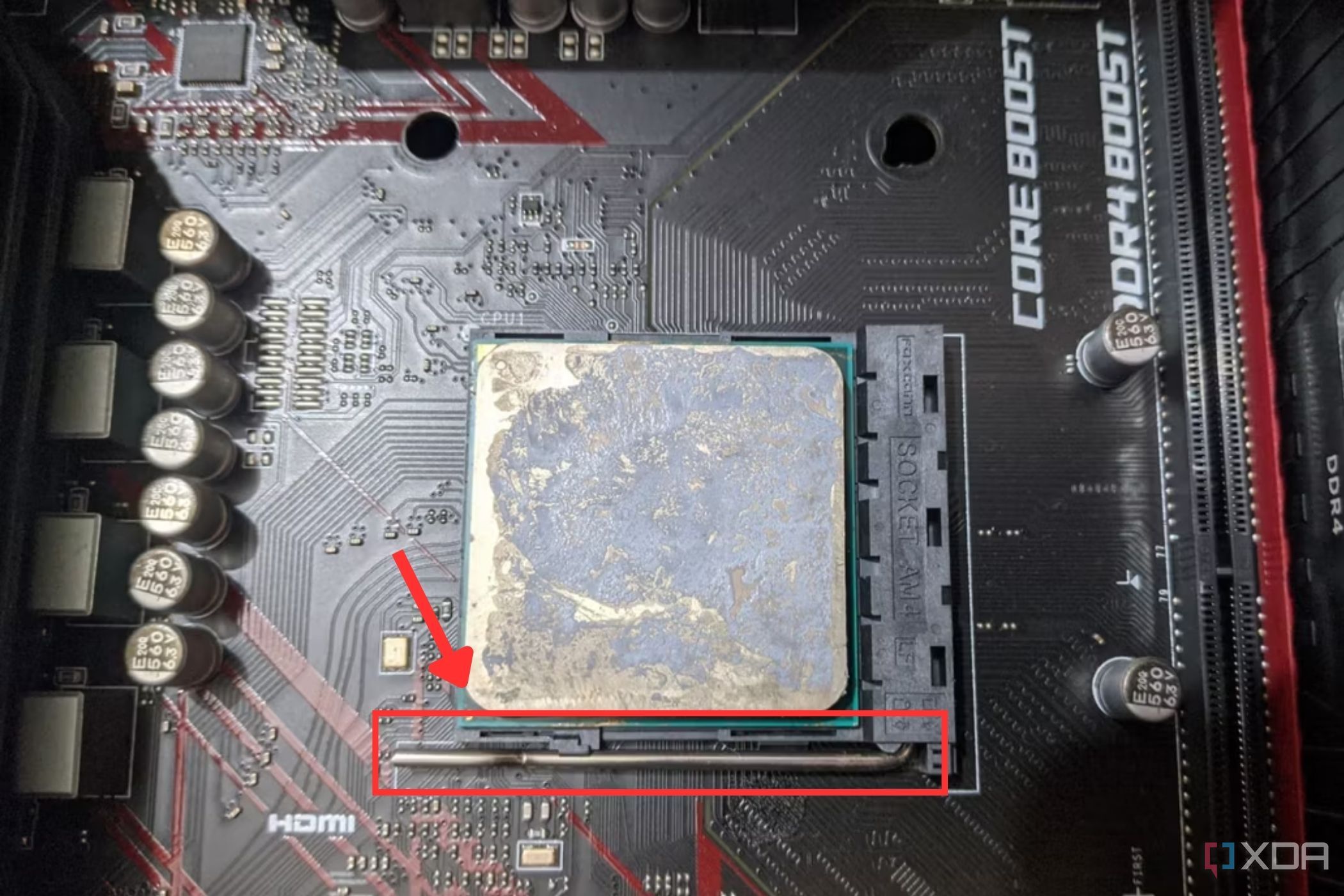 Uma imagem mostrando uma alavanca de metal destacada próxima a um soquete de CPU PGA.