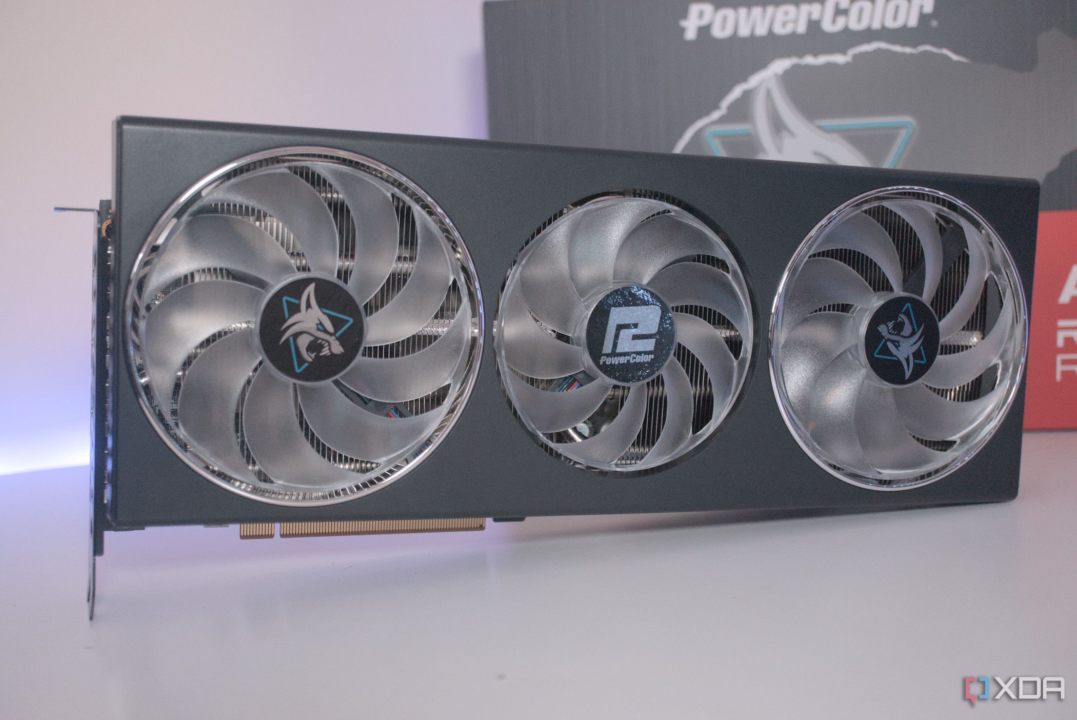 Parte frontal de la PowerColor Hellhound Radeon RX 7900 GRE