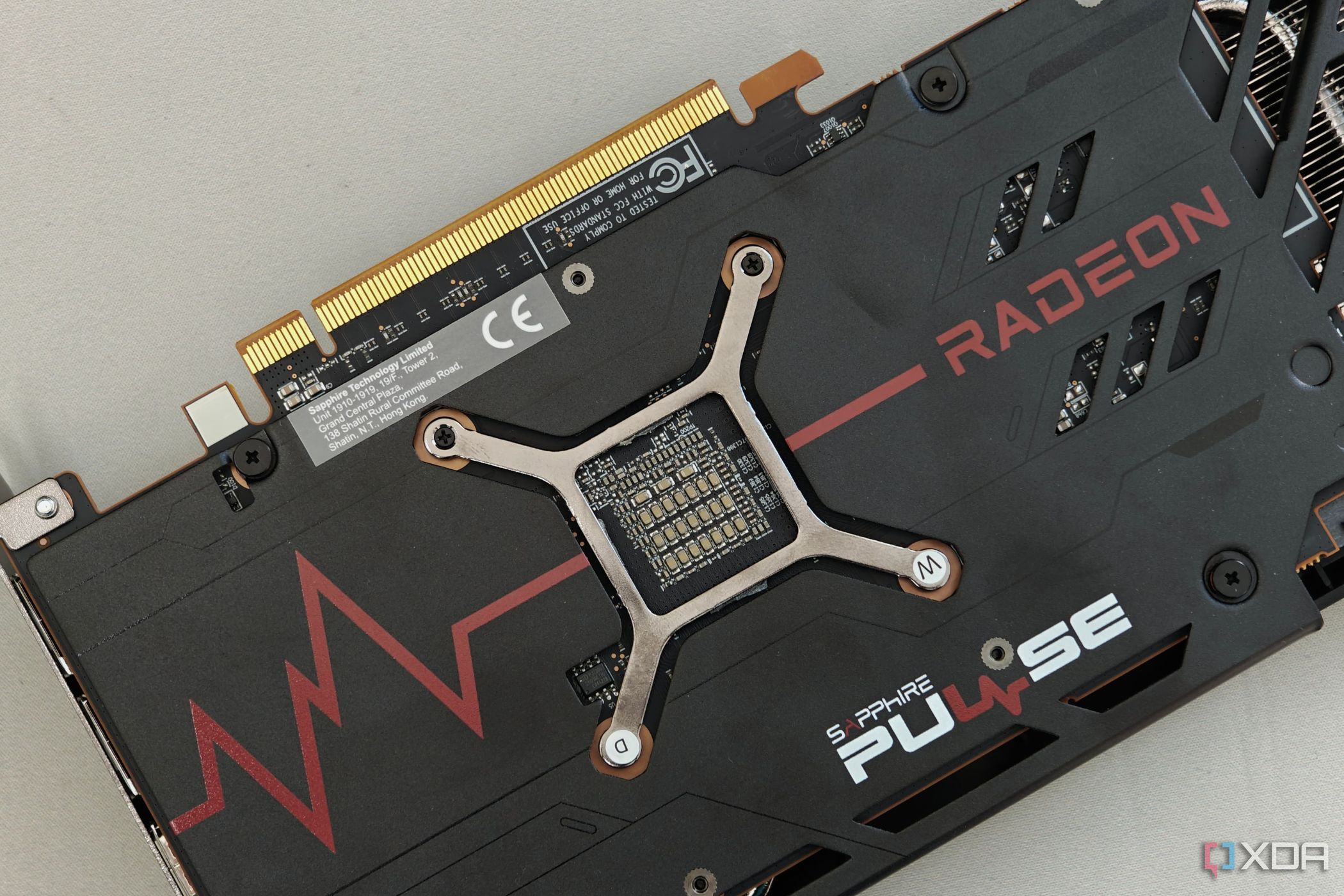 Una imagen que muestra el diseño de la placa posterior de la GPU RX 7600 Pulse OC.