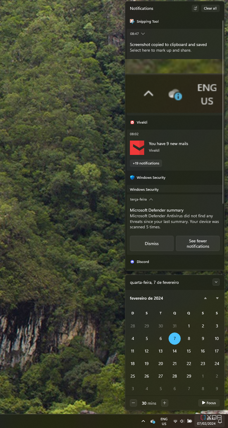 Screenshot of the notification center and calendar in Windows 11