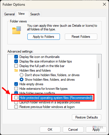 Captura de pantalla de las opciones de carpeta en Windows 11 con la opción de ocultar archivos de sistema protegidos deshabilitada