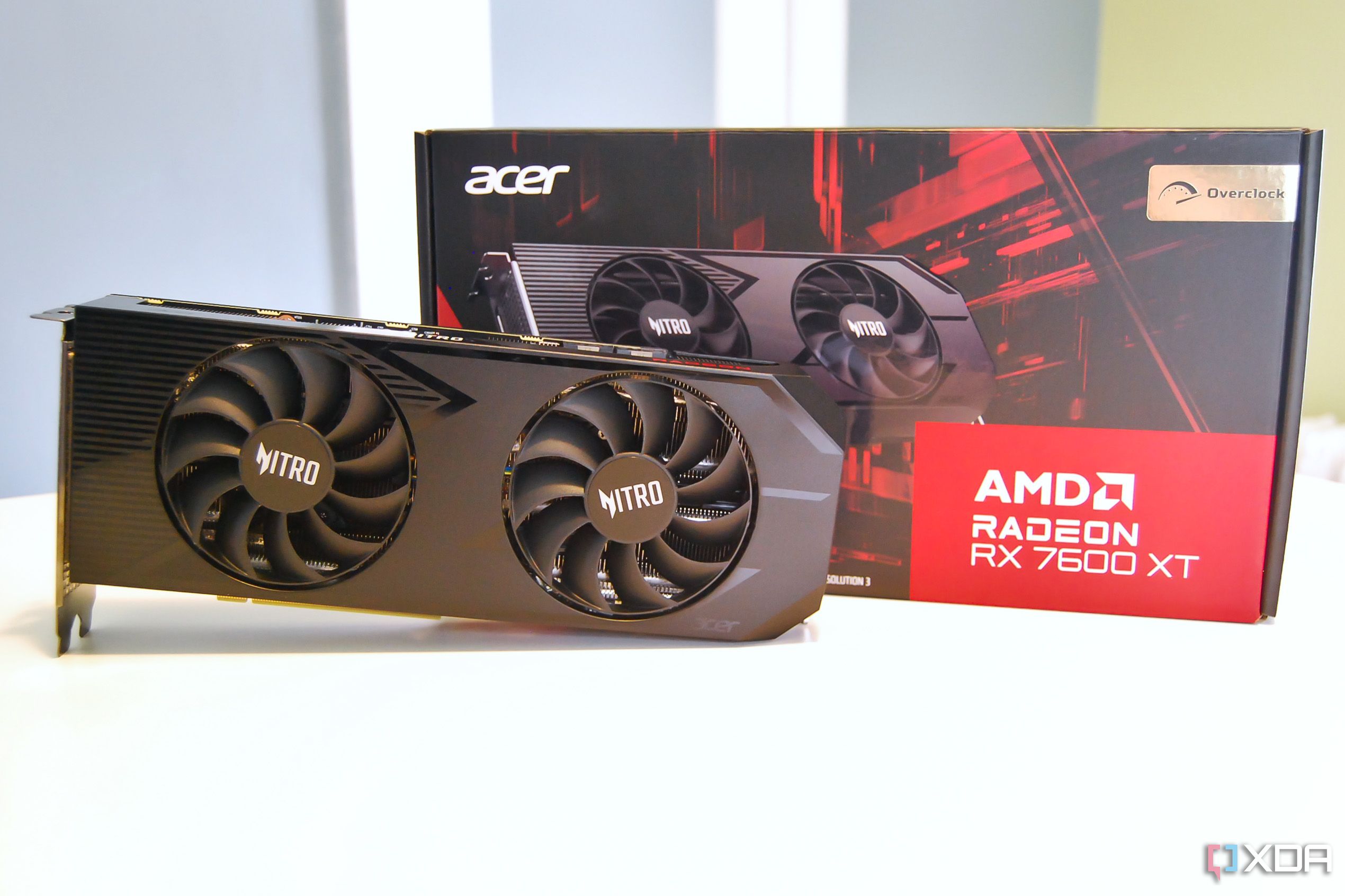 Vista frontal de la Acer Nitro Radeon RX 7600 XT OC