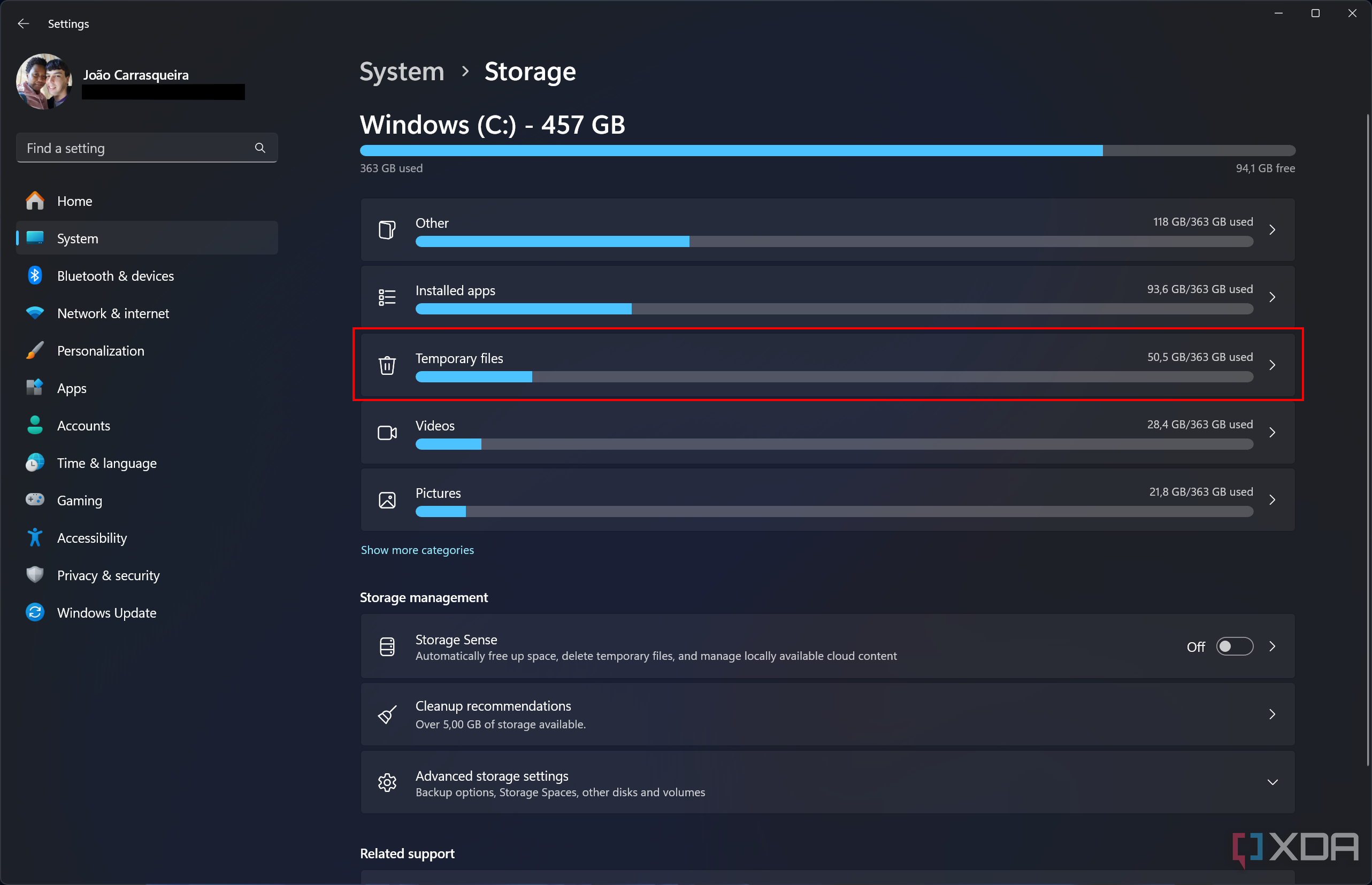 Captura de pantalla de la configuración de almacenamiento en Windows 11 con el botón de archivos temporales resaltado