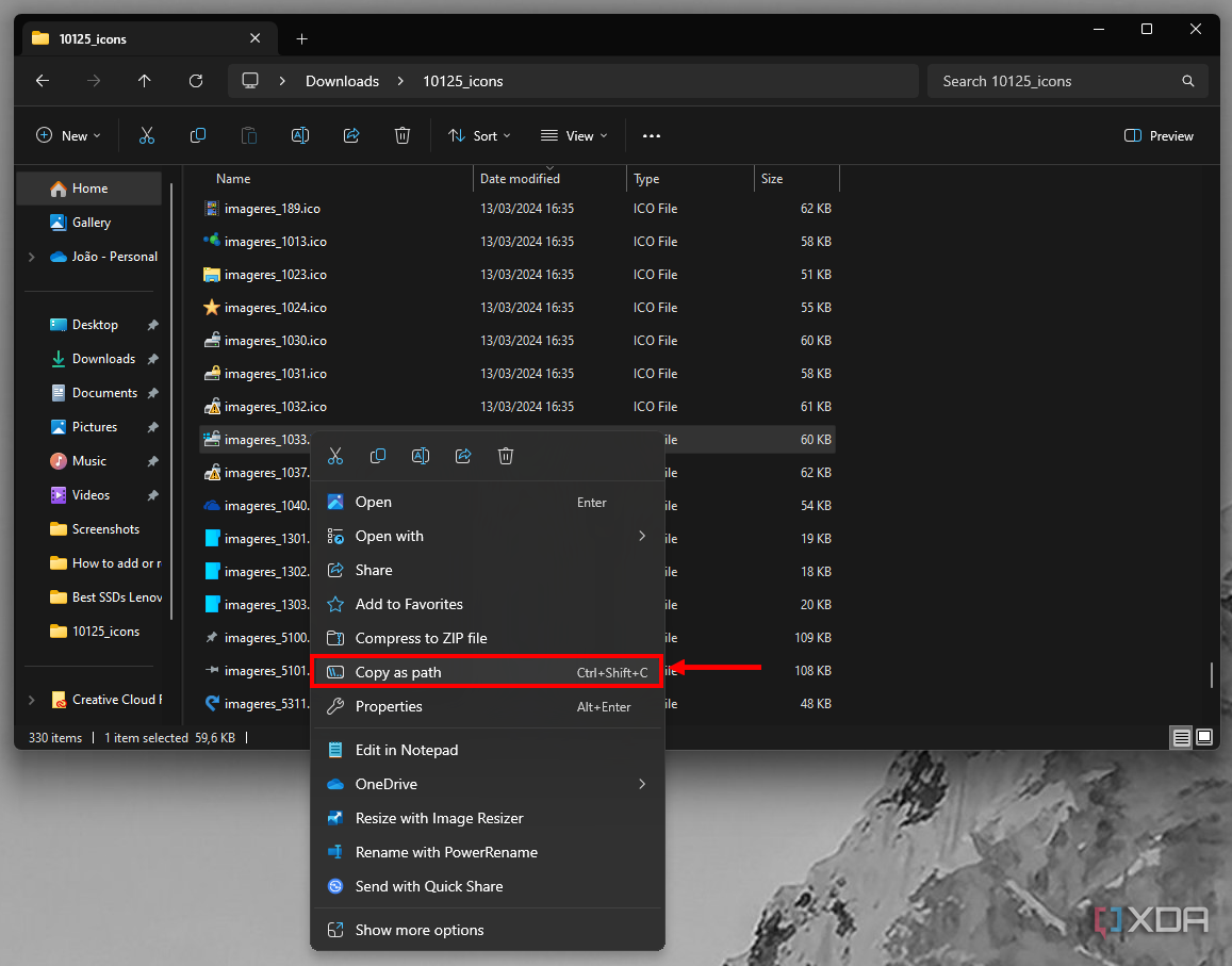 Captura de pantalla del Explorador de archivos de Windows 11 con un menú contextual que muestra la opción de copiar como ruta