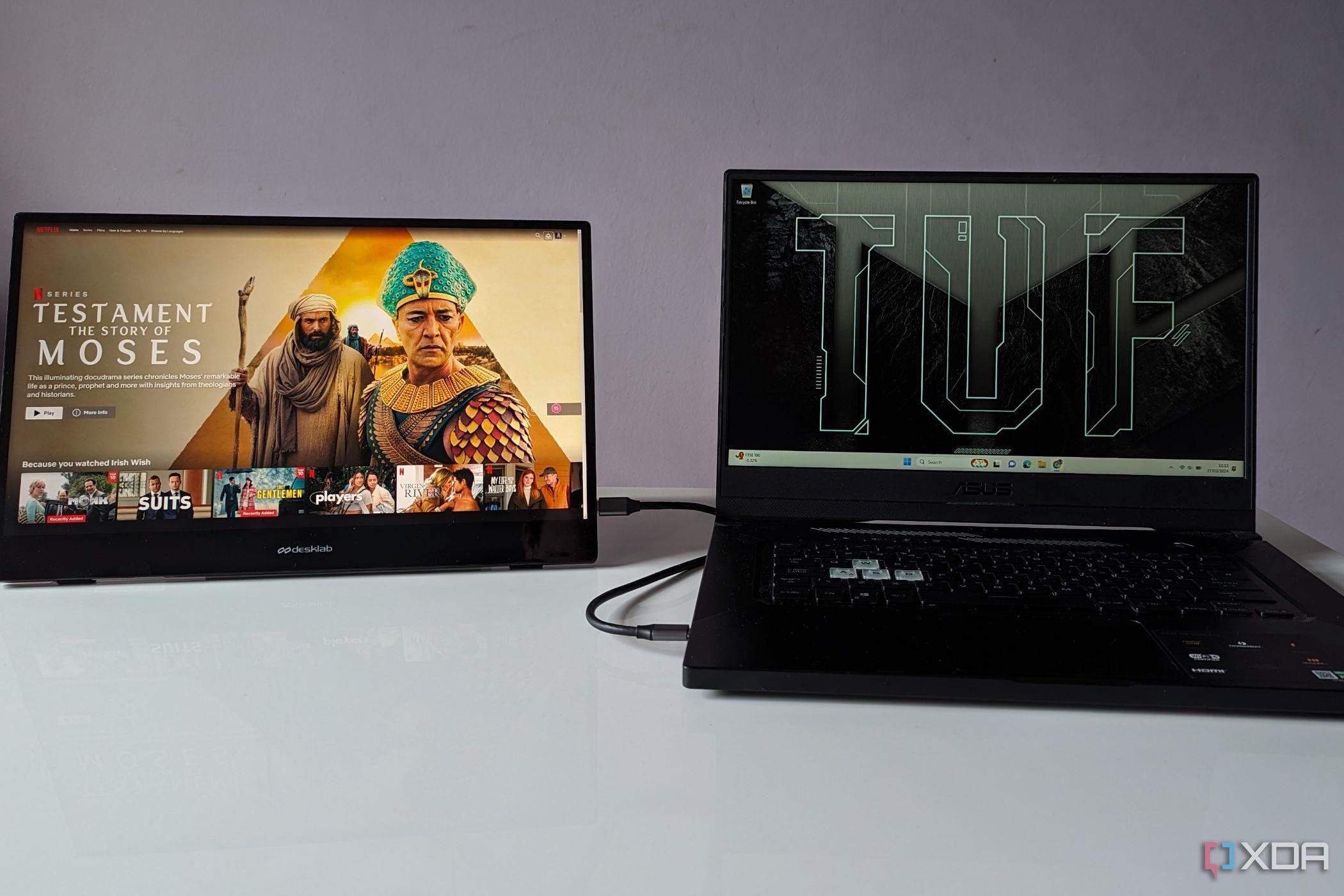 Monitor portátil Desklabs que muestra Netflix