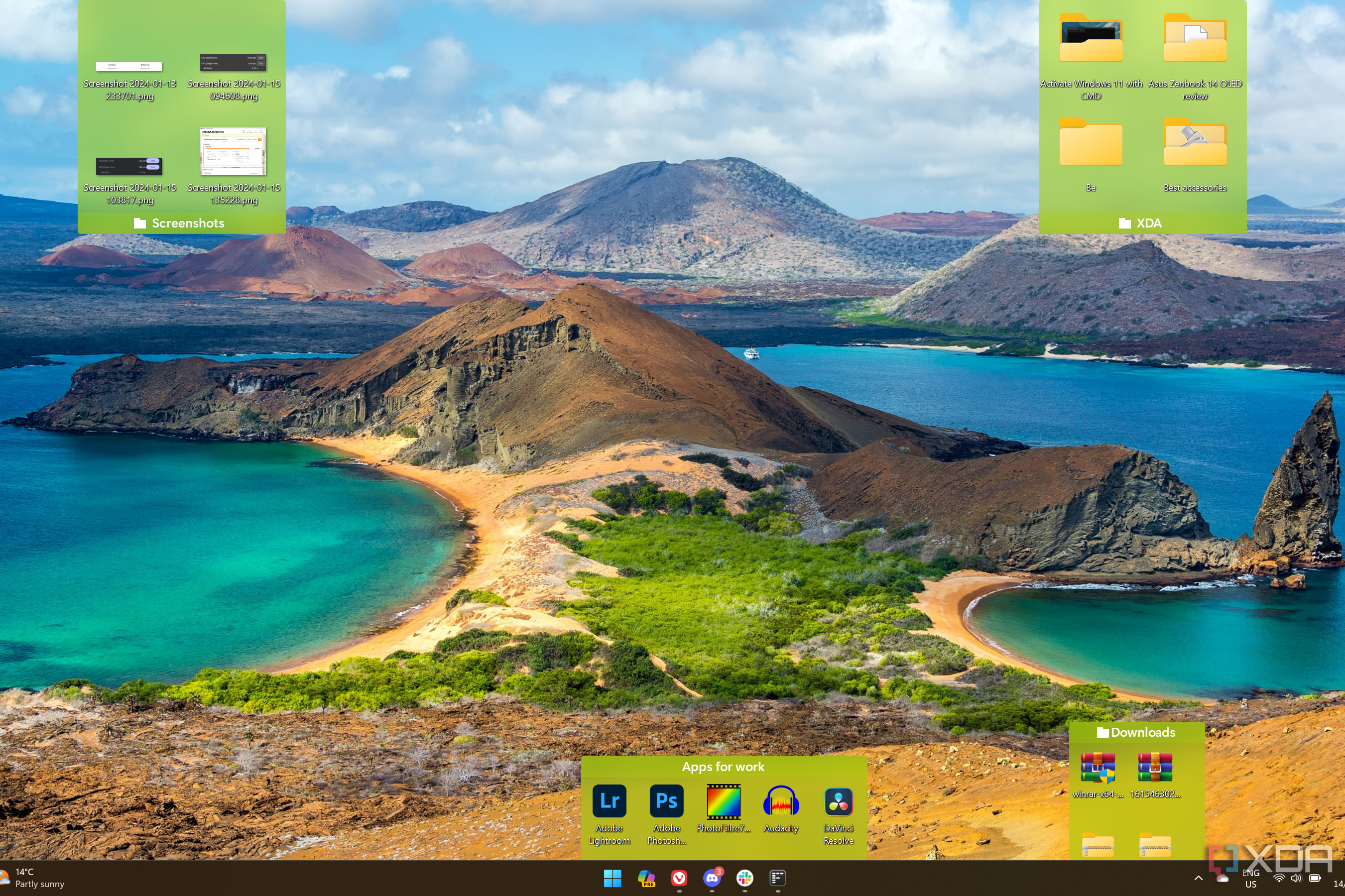 Снимок экрана рабочего стола Windows 11, показывающий несколько заборов, содержащих значки и содержимое папок.