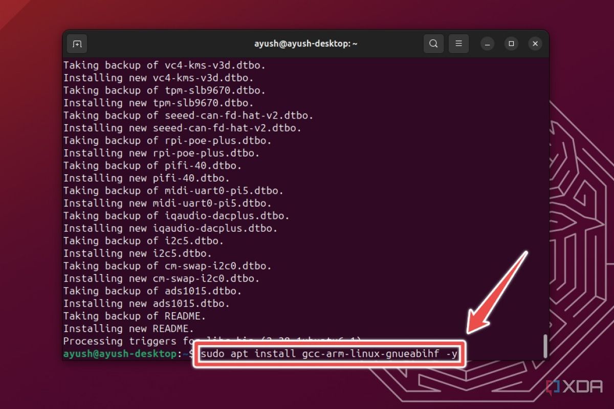 El comando para instalar el compilador cruzado GCC resaltado dentro de la terminal de Ubuntu