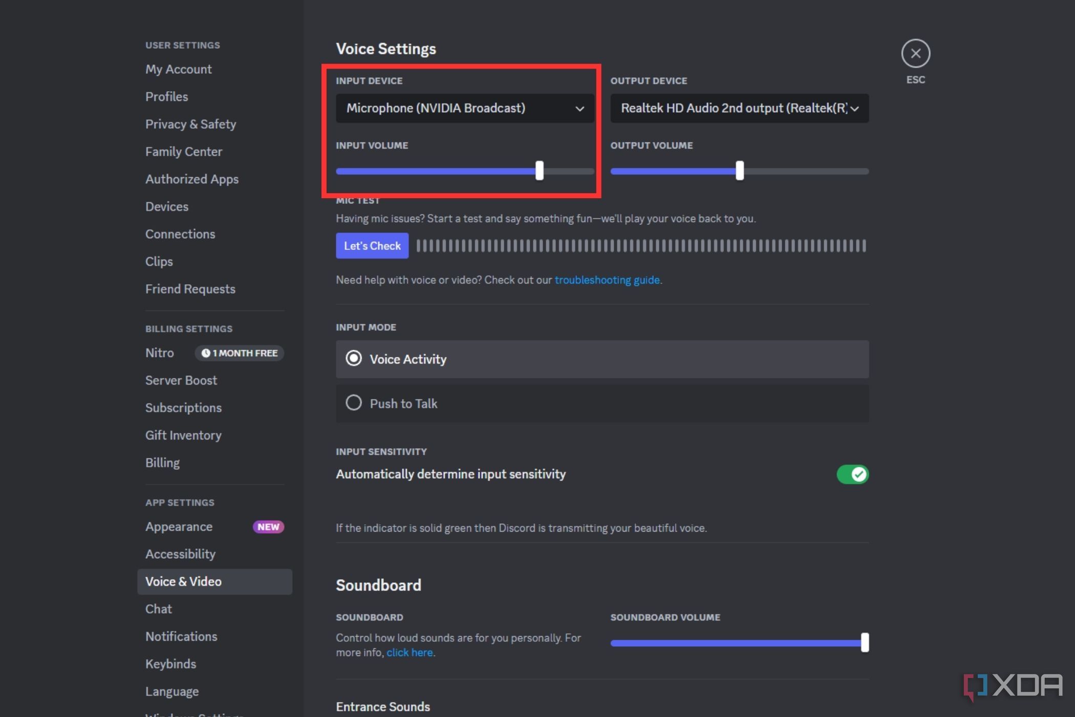 Una captura de pantalla que muestra la configuración del dispositivo de entrada de micrófono resaltada en Discord.