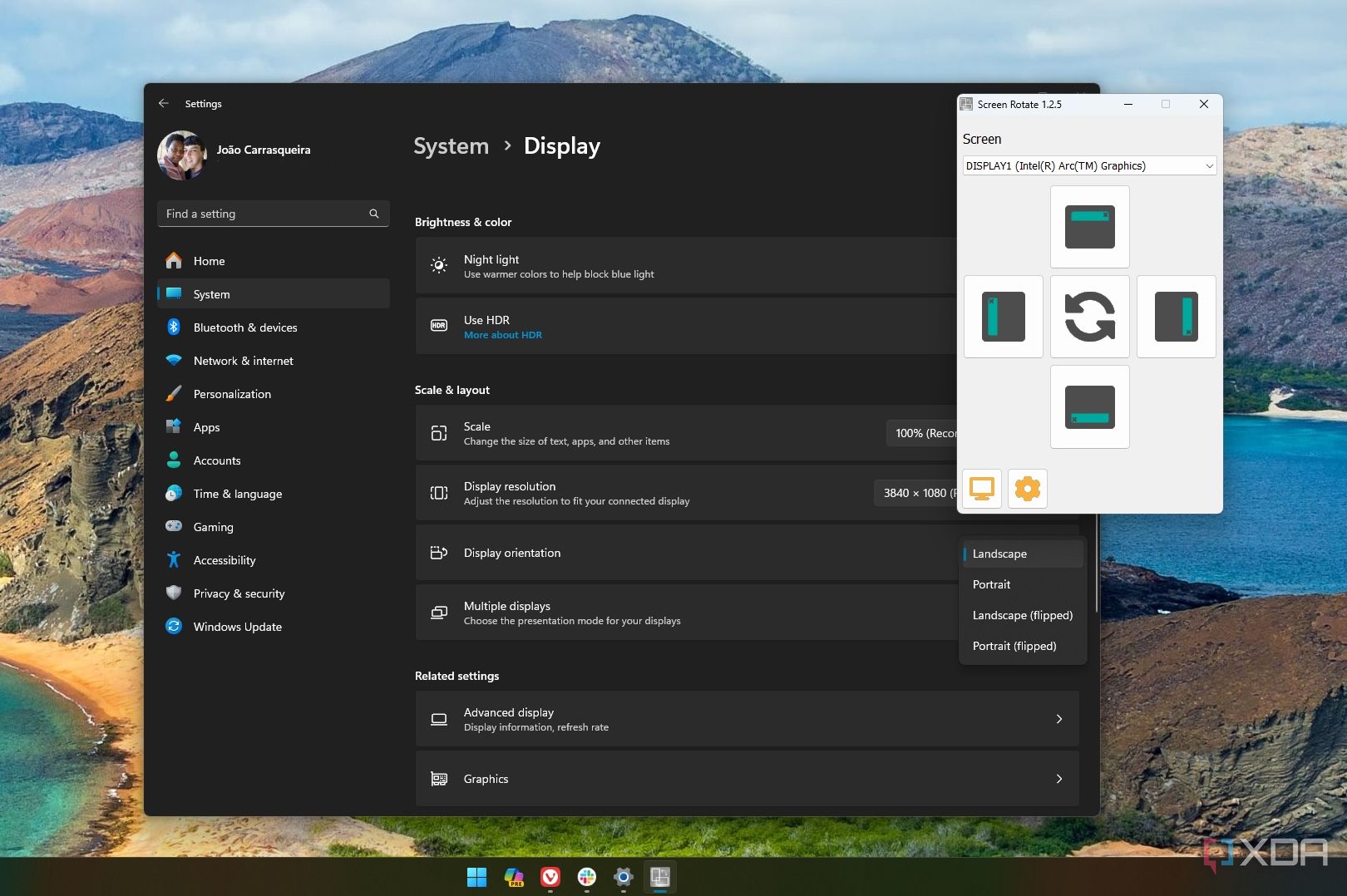 Screenshot of Windows 11 Desktop showing two ways to rotate the screen in Windows 11