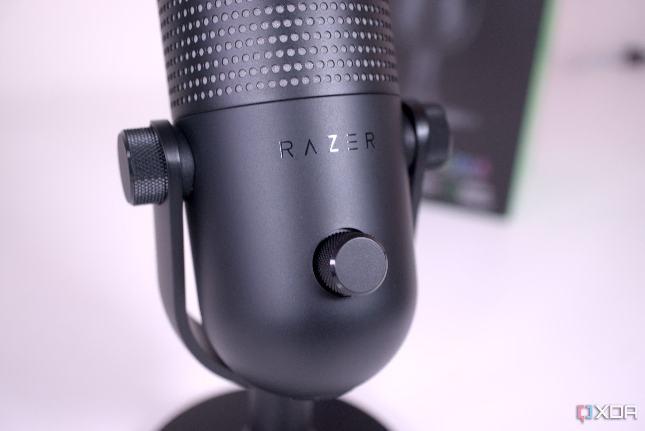 Close-up of the Razer Seiren V3 Chroma dial