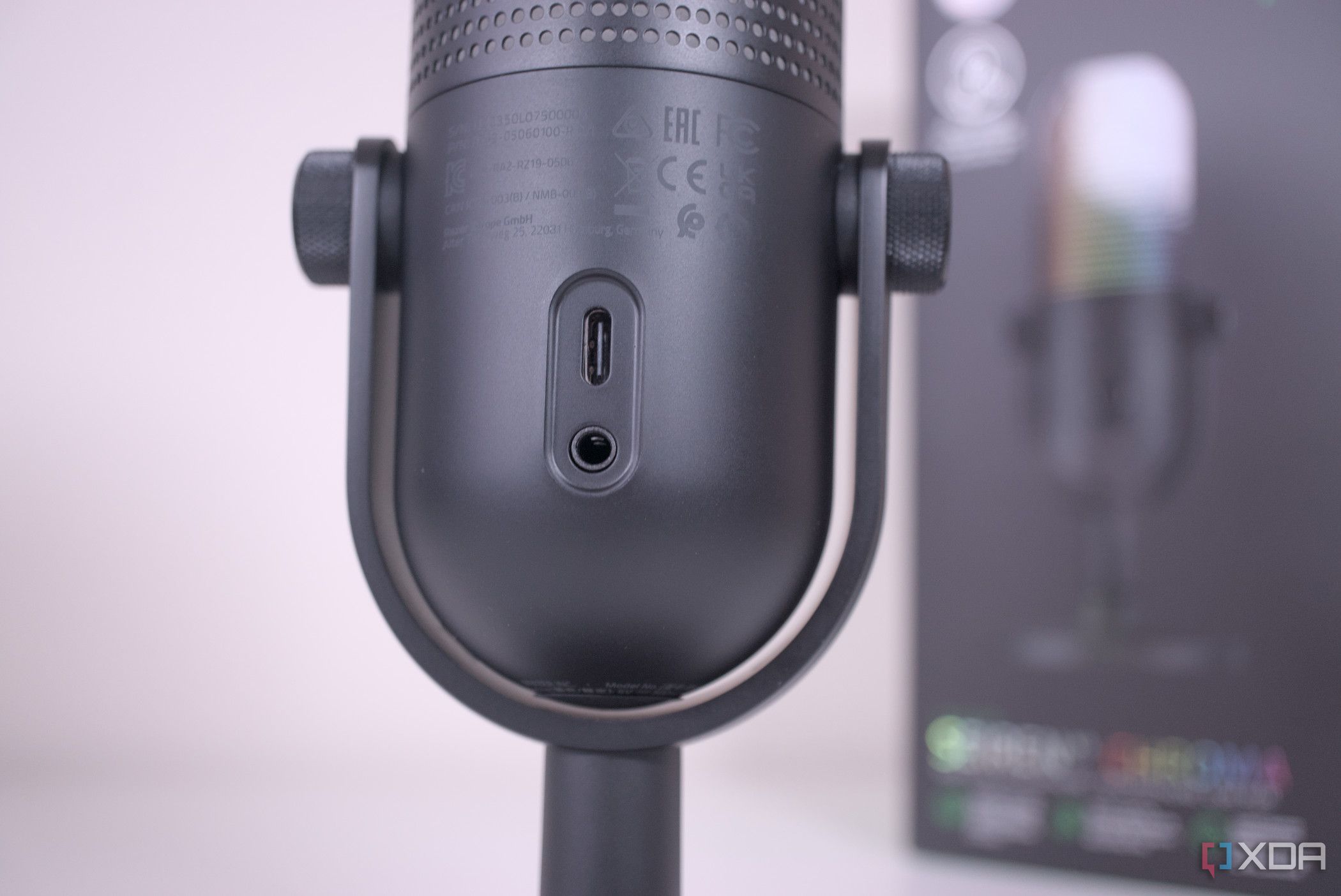 Razer Seiren V3 Chroma ports