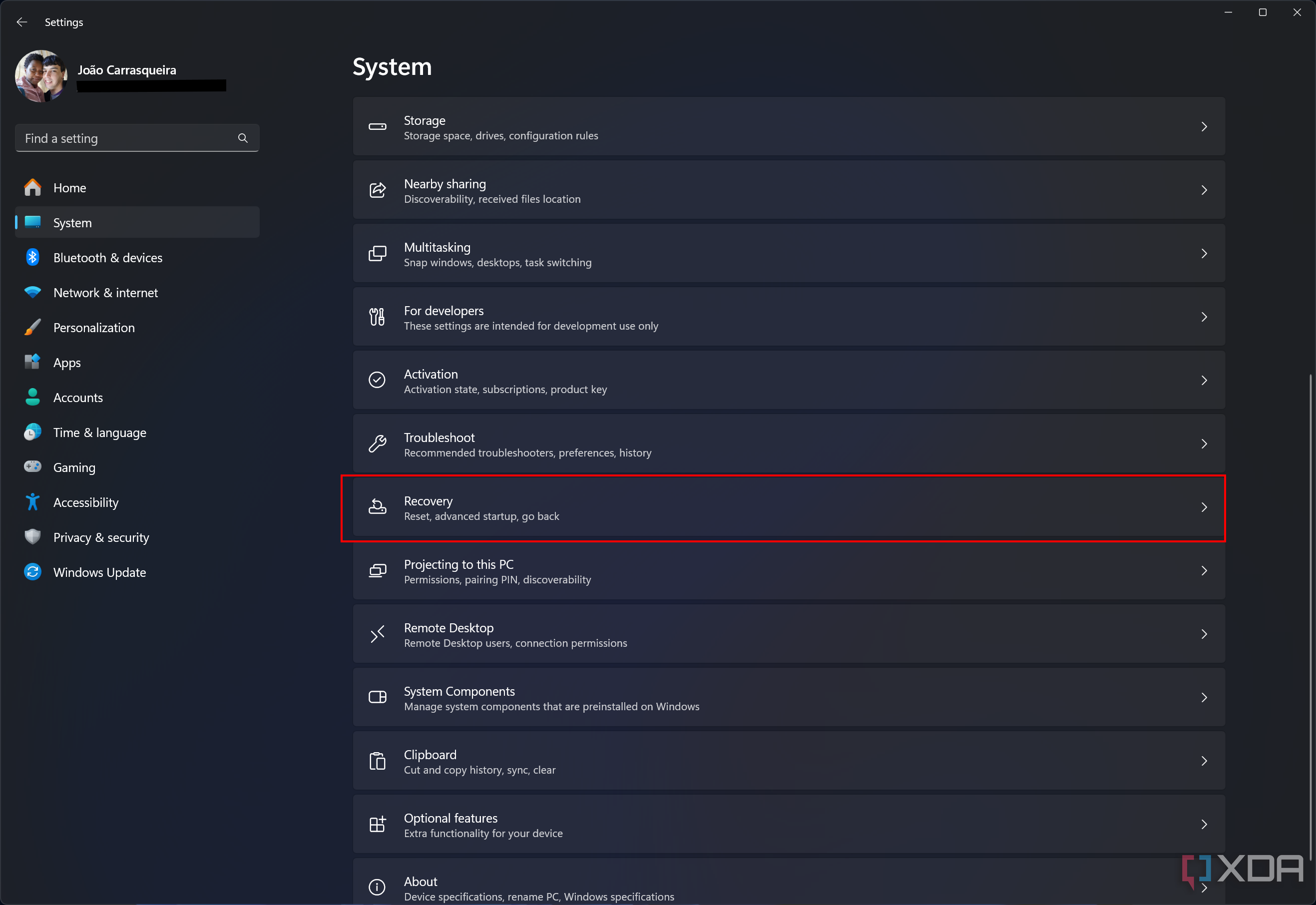 Captura de pantalla de la configuración del sistema de Windows 11 con la opción Recuperación resaltada