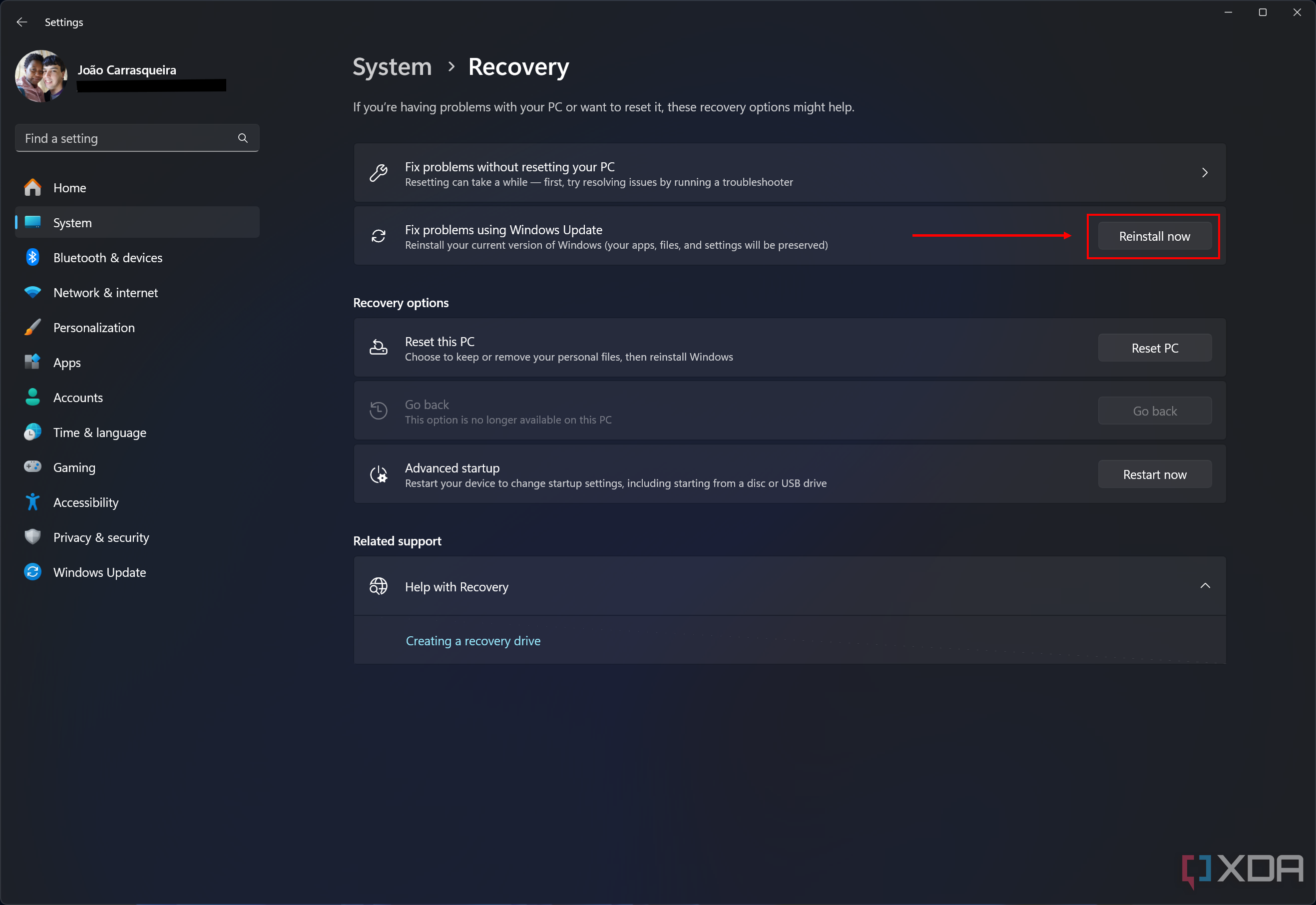 Captura de pantalla de la configuración de recuperación en Windows 11 con el botón Reinstalar ahora resaltado