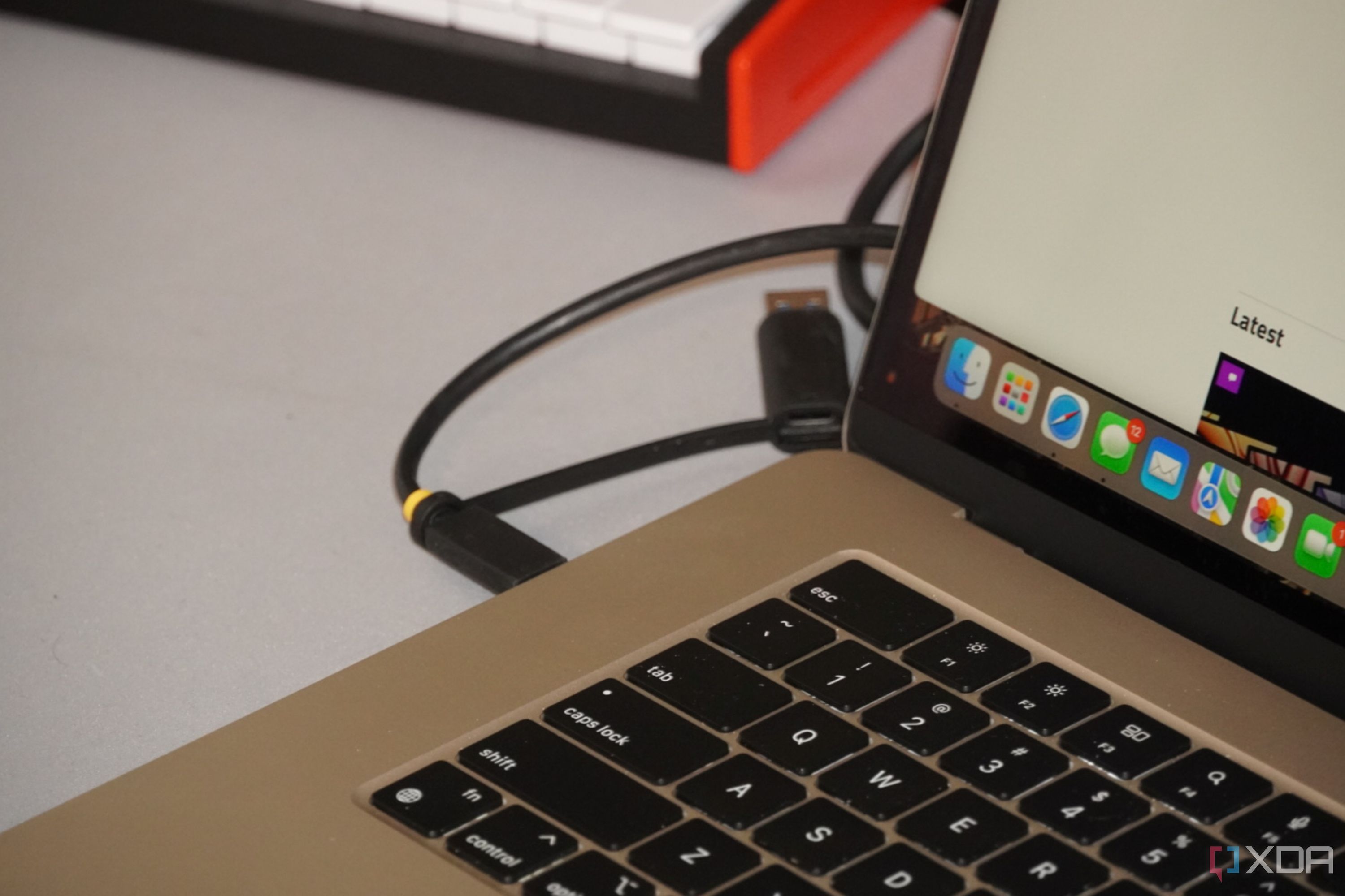 El adaptador StarTech conectado al MacBook Air M2.