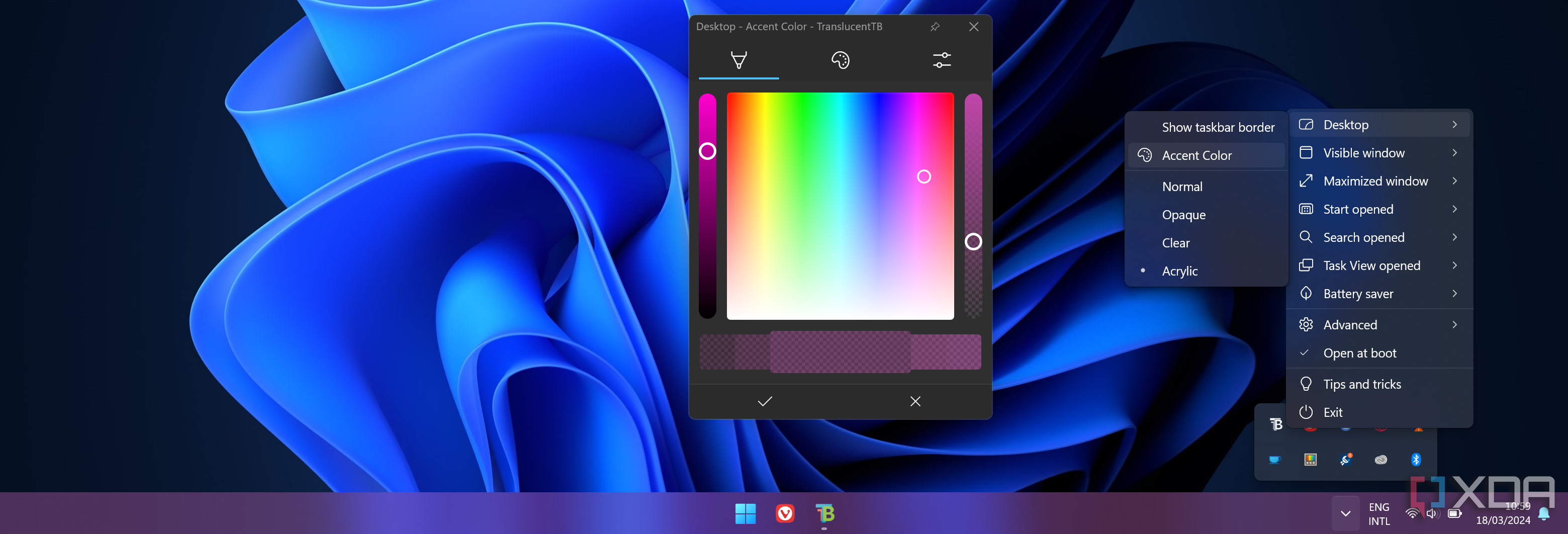 Captura de pantalla de una barra de tareas de Windows 11 con la configuración de color y transparencia de TranslucentTB abierta