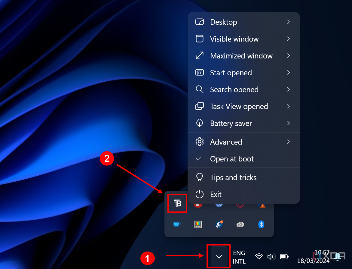 Captura de pantalla de la bandeja del sistema de Windows 11 que muestra el menú de configuración de TranslucentTB y cómo abrirlo