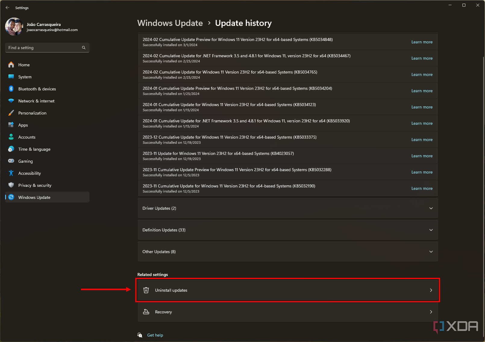 Captura de pantalla del historial de actualizaciones en Windows 11 con el botón Desinstalar actualizaciones resaltado