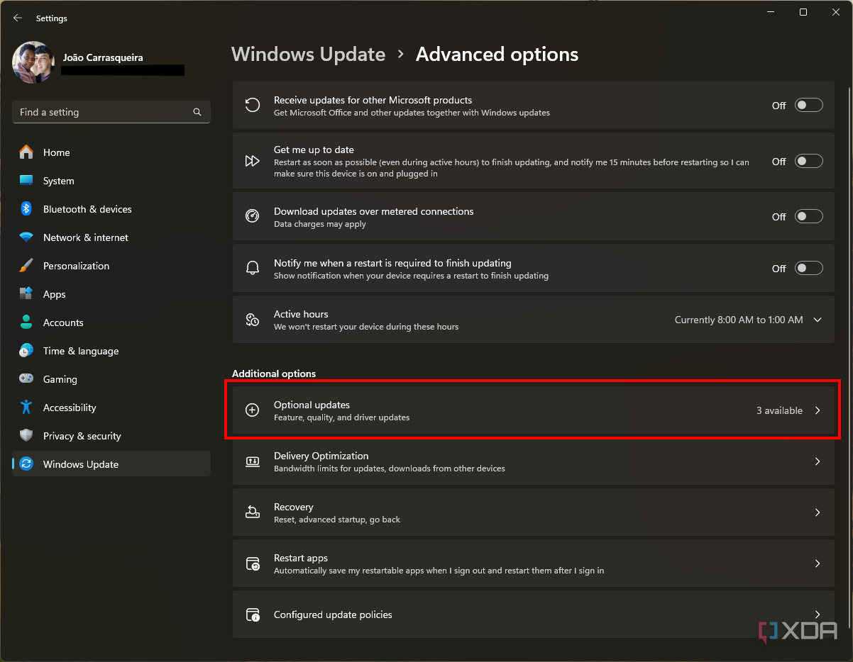 Captura de pantalla de las opciones avanzadas de Windows Update en Windows 11, con el botón de actualizaciones opcionales resaltado