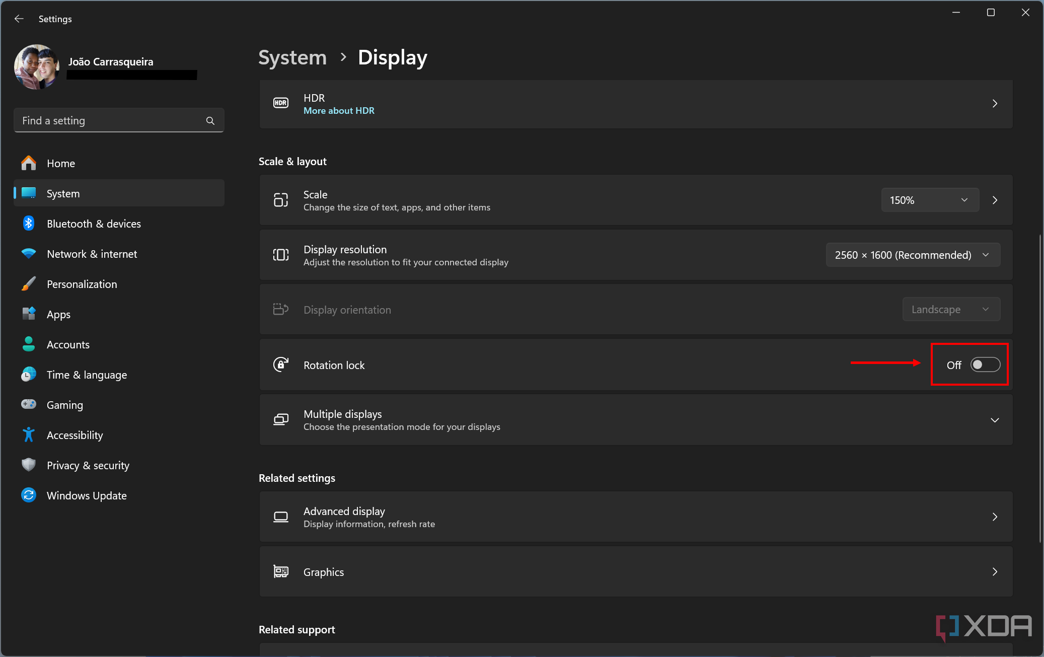 Captura de pantalla de la configuración de pantalla de Windows 11 con el interruptor de bloqueo de rotación deshabilitado y resaltado