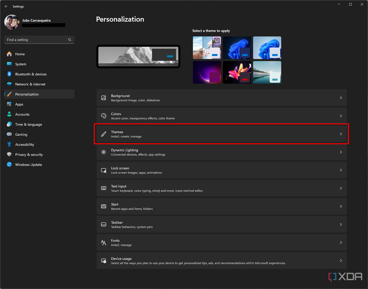 Captura de pantalla de la configuración de personalización de Windows 11 con el botón Temas resaltado