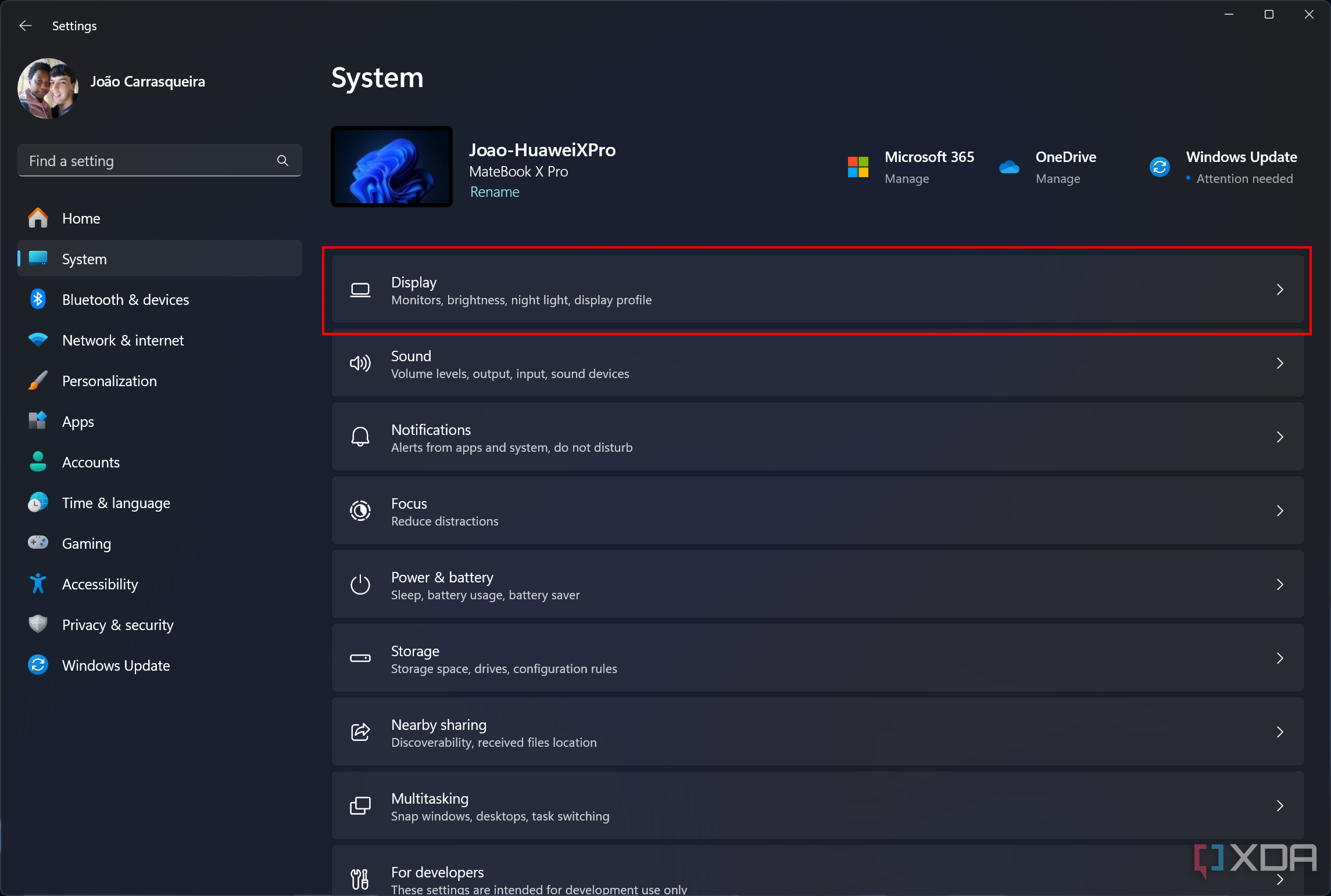 Captura de pantalla de la configuración del sistema de Windows 11 con la opción Pantalla resaltada