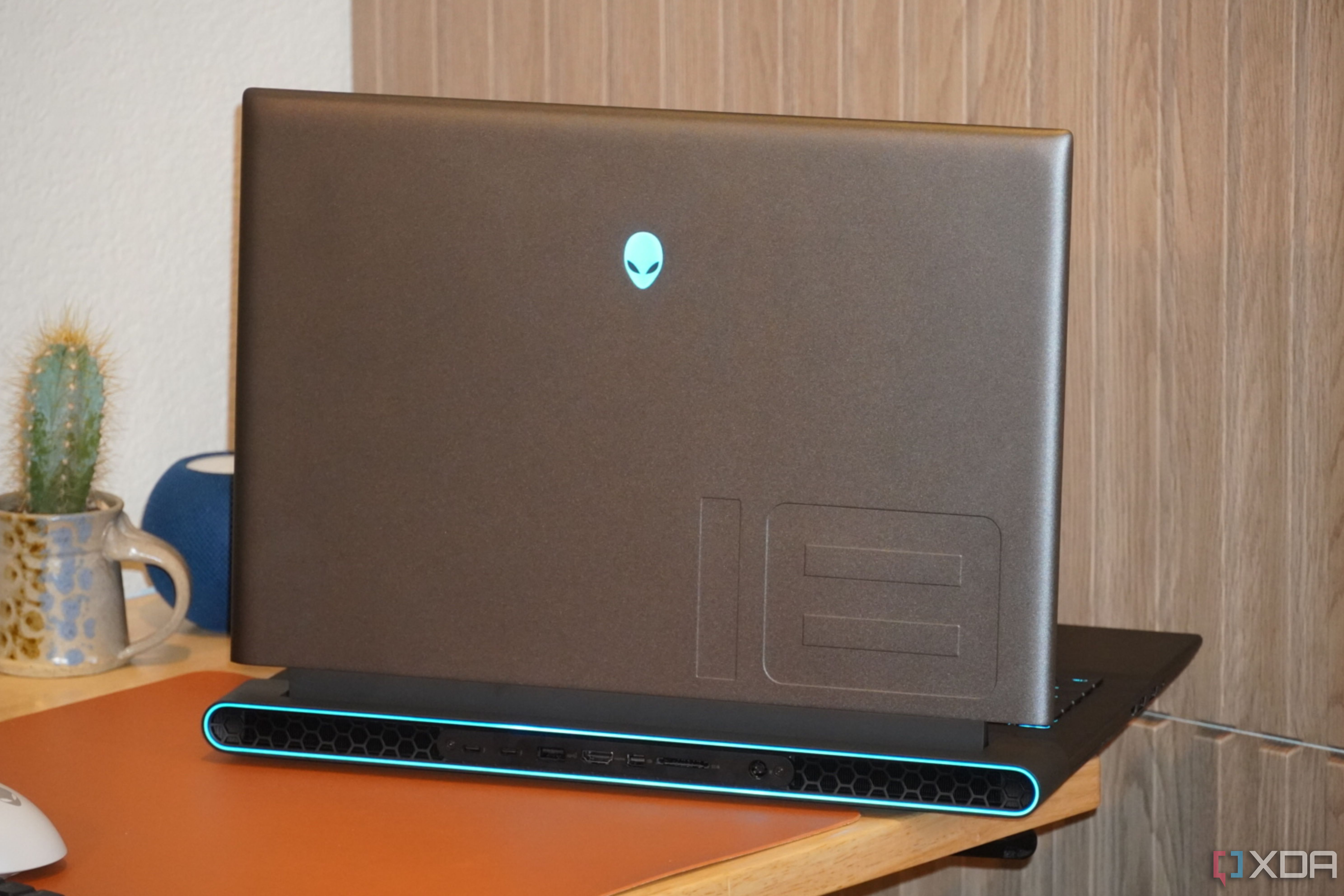 La parte posterior de un Alienware m18 R2 abierta sobre un escritorio.