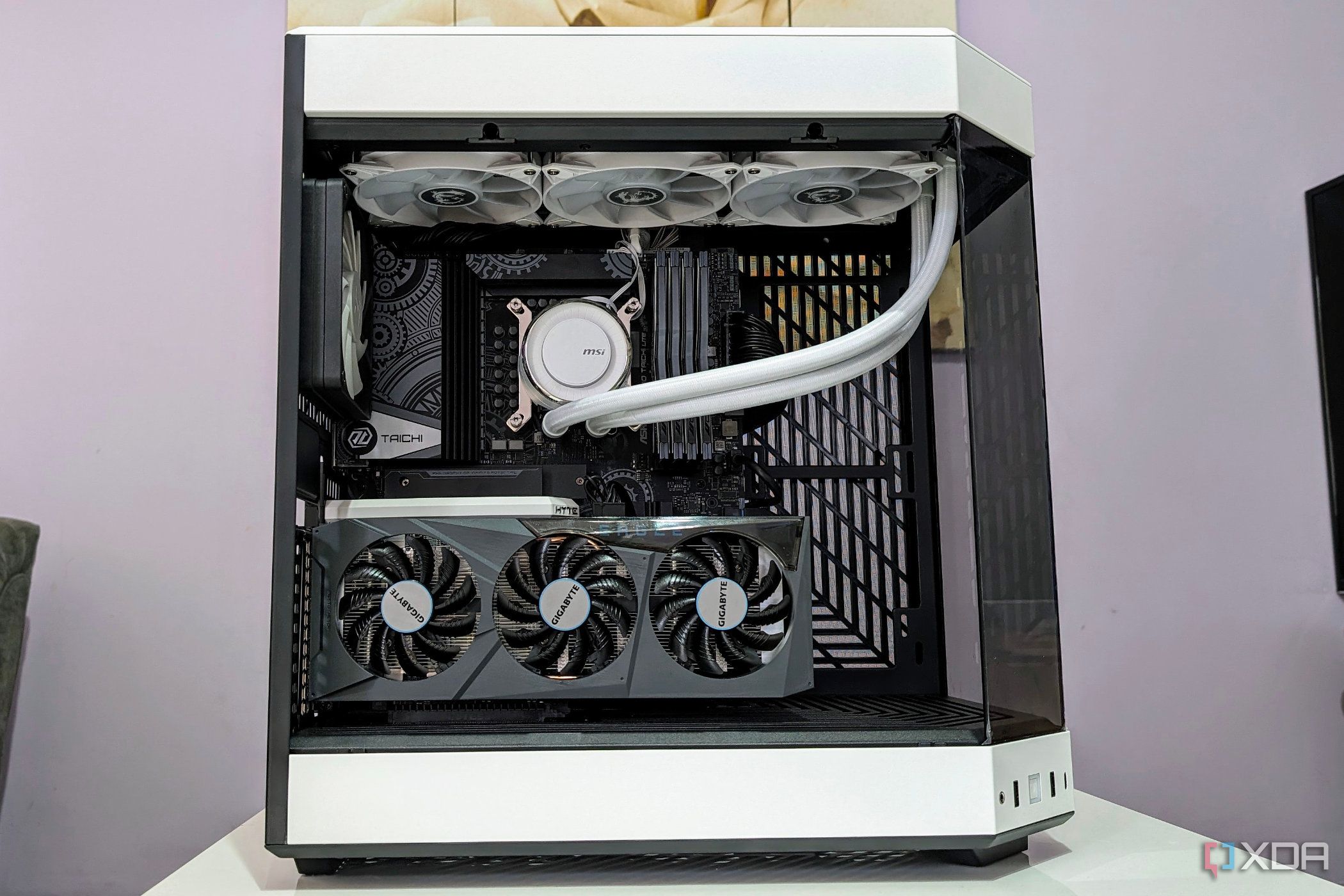 Imagen de una PC en una carcasa blanca con un AIO blanco