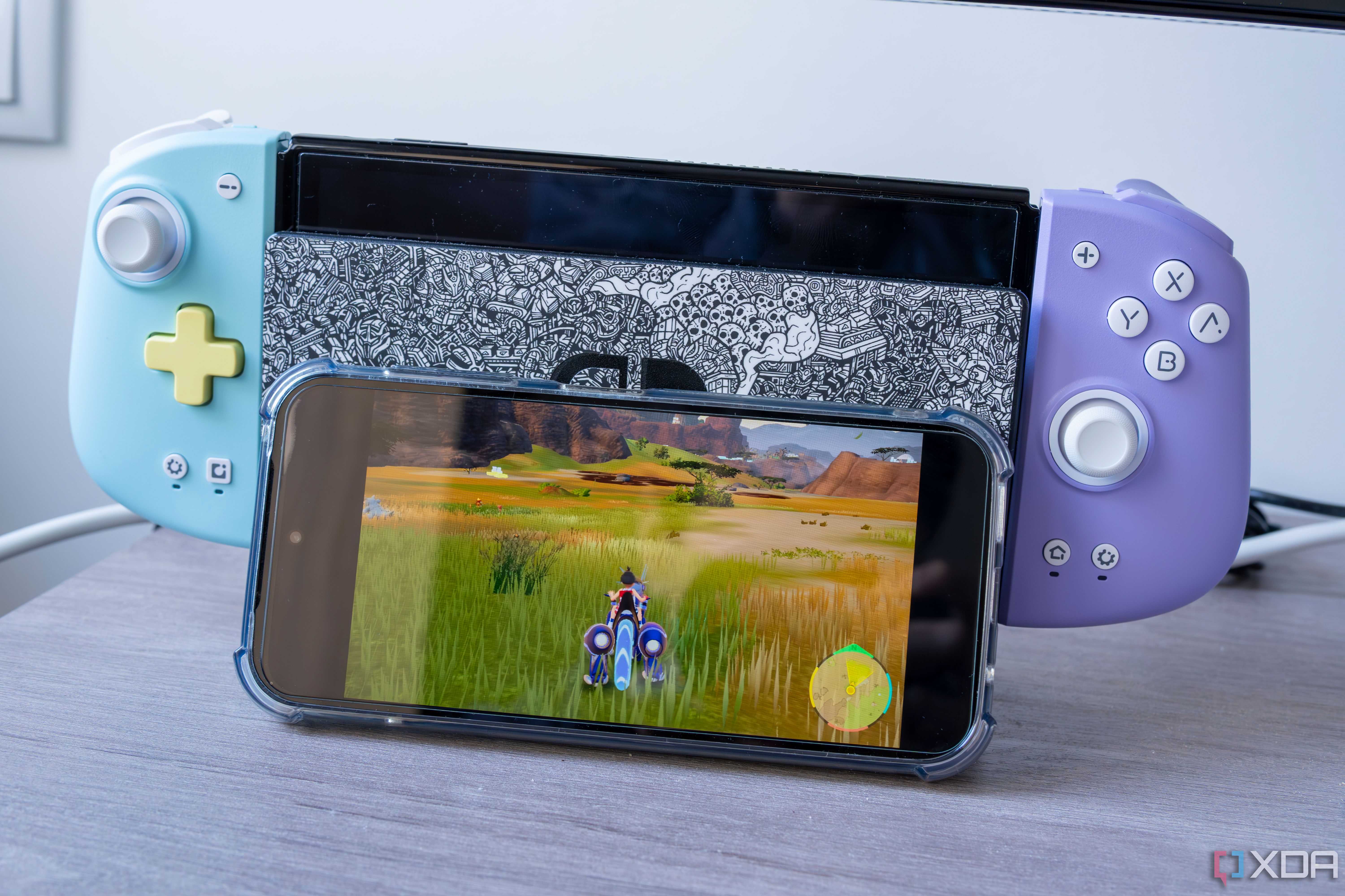 Una Nintendo Switch en una base con un teléfono inteligente frente a ella que muestra una transmisión de video de la Switch