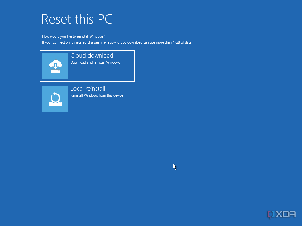 Proceso de restablecimiento de Windows 11 en Windows Recovery que muestra opciones para una descarga en la nube o una reinstalación local