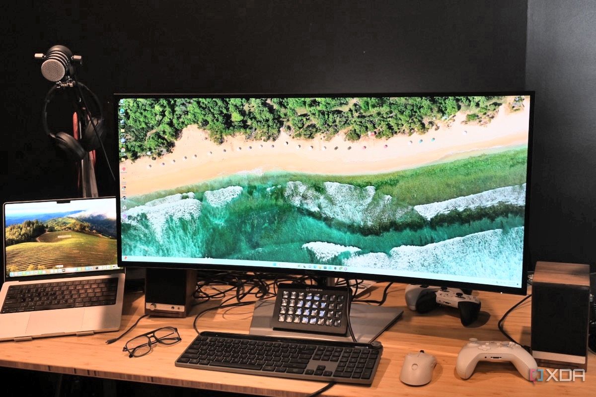 Dell UltraSharp 40 Curved Thunderbolt Hub Monitor Review: A Swiss Army Monitor