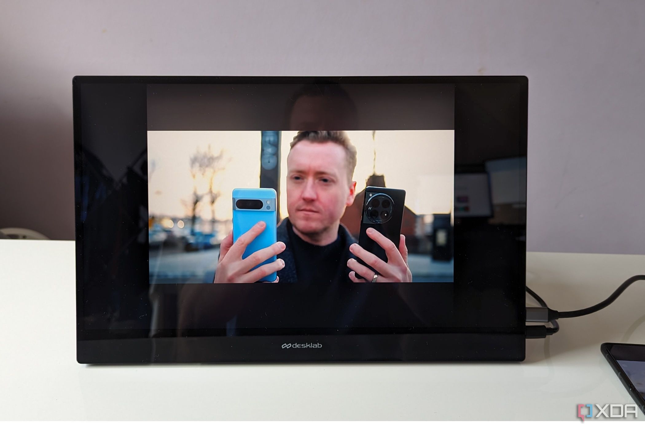 Monitor portátil Desklabs que muestra un video de YouTube de XDA