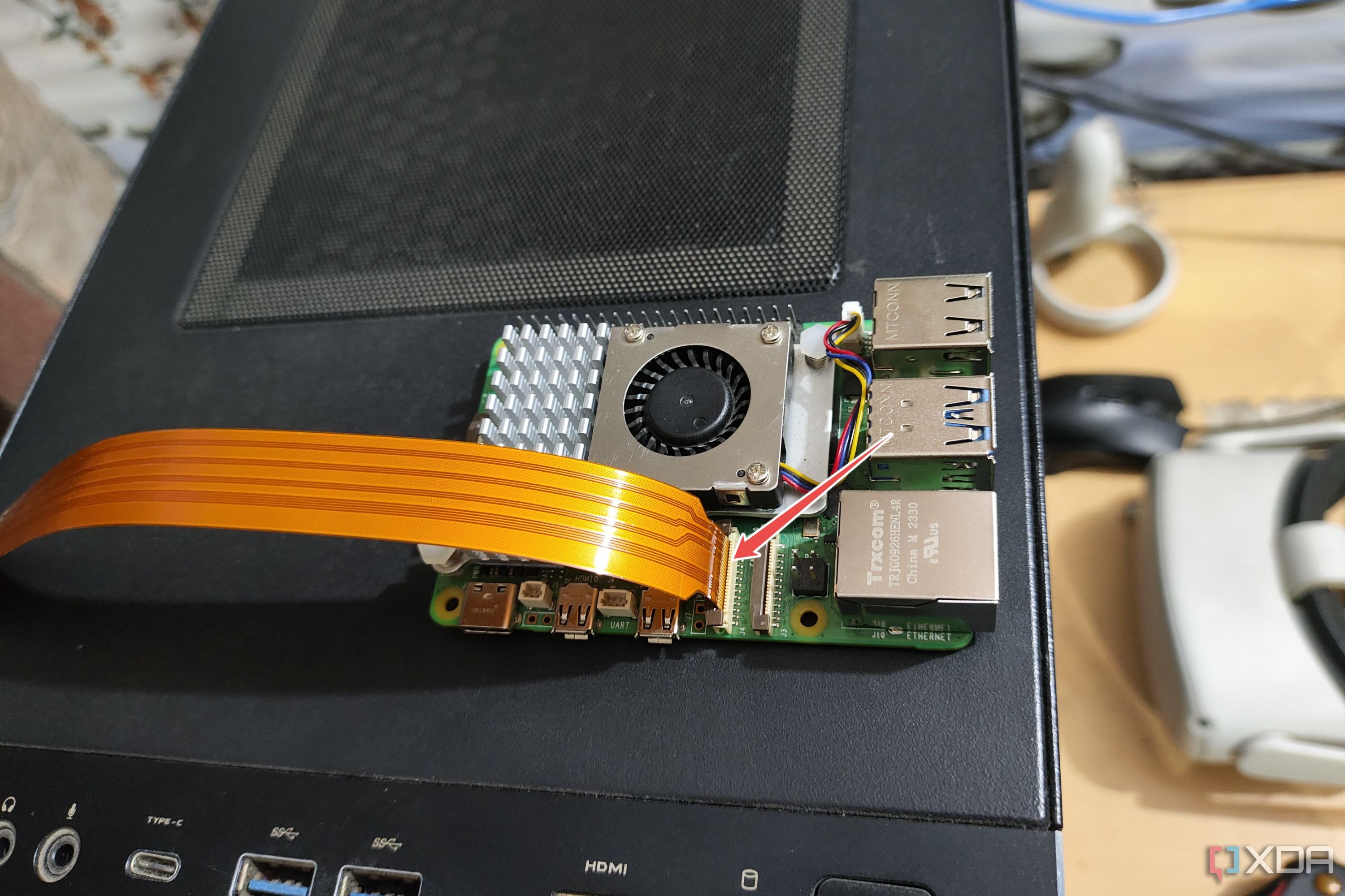 Золотые контакты разъема кабеля, подключенного к Raspberry Pi 5.