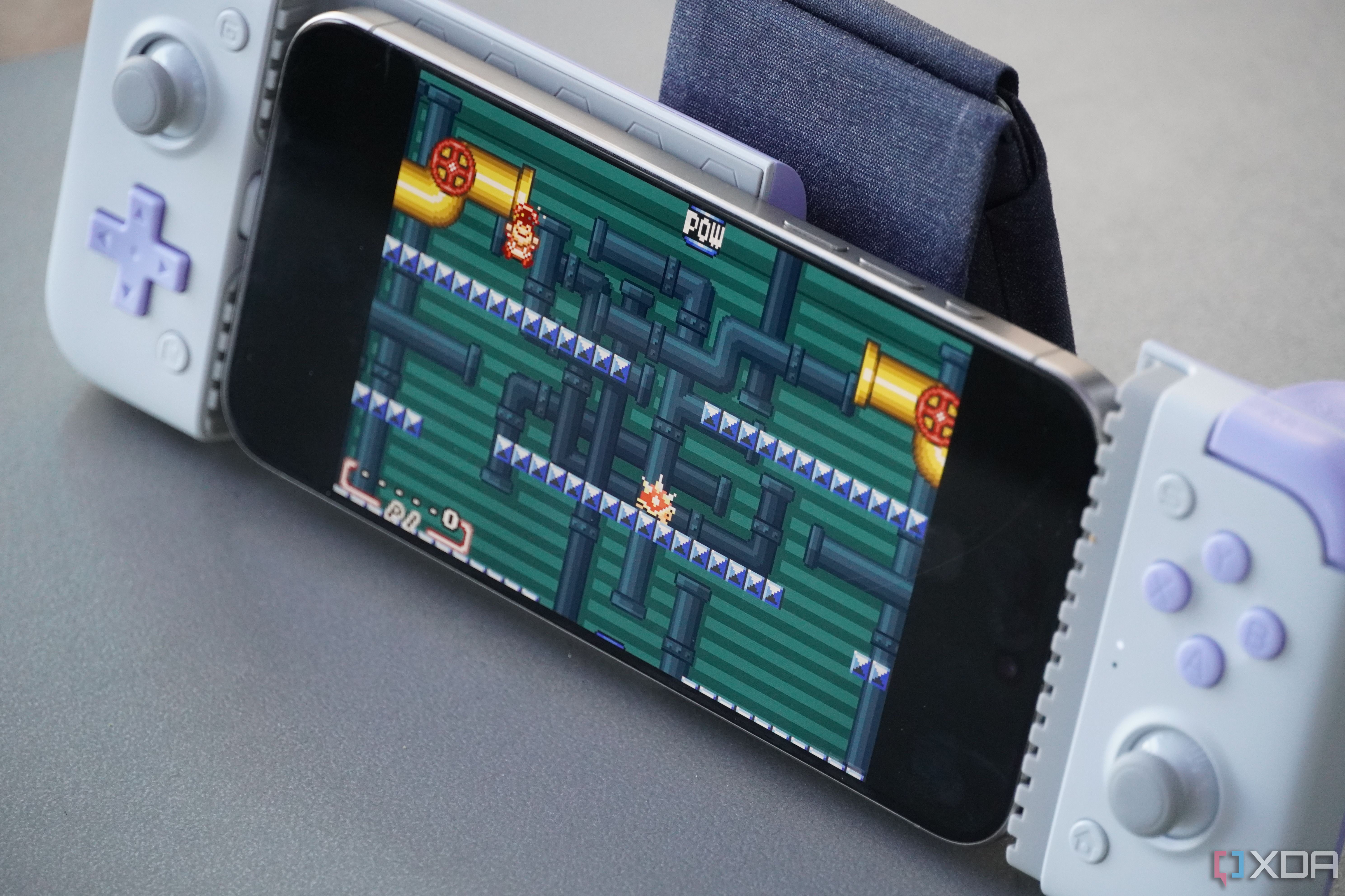 Ан iPhone запуск Марио на эмуляторе Delta.