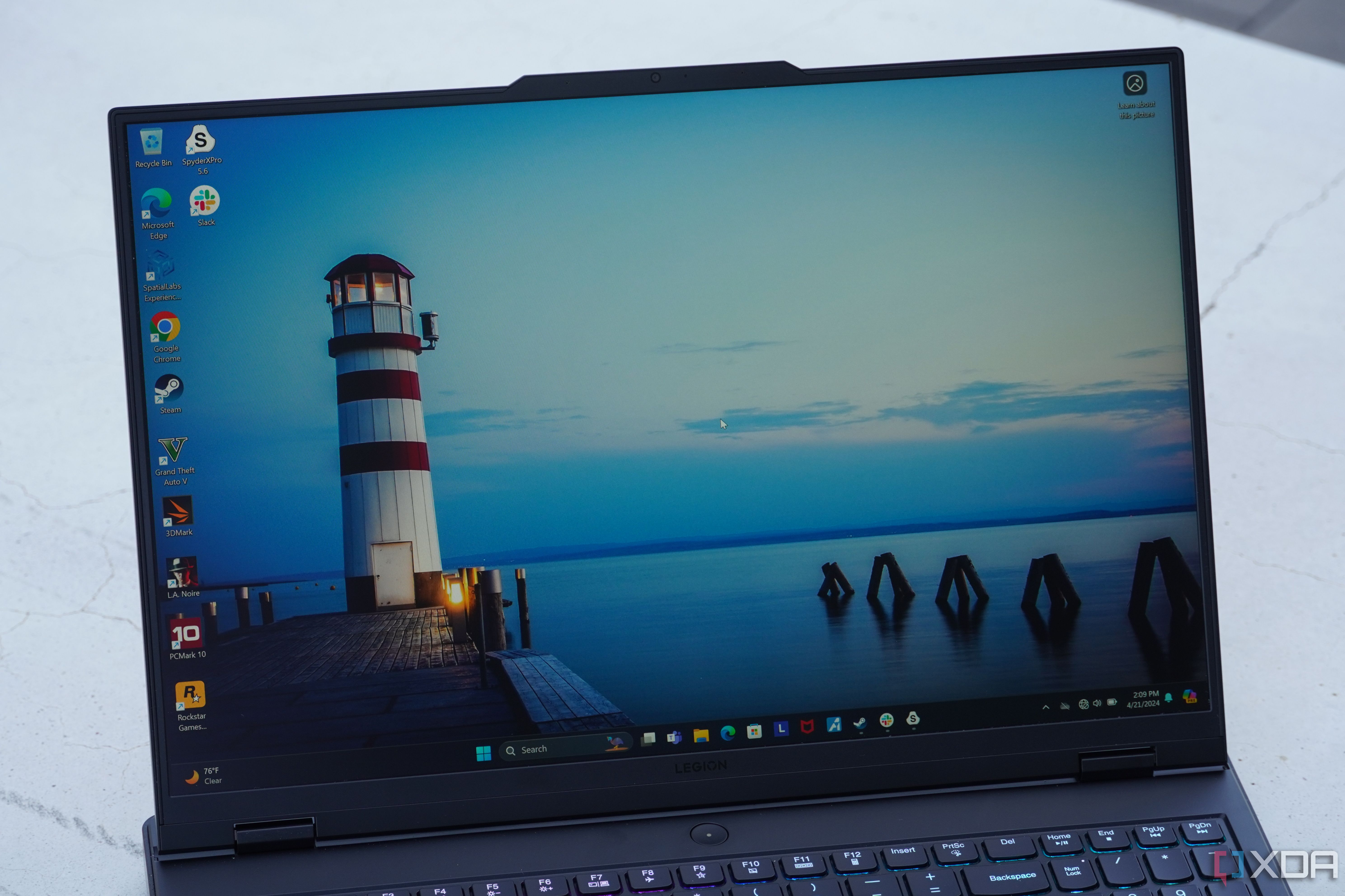 La pantalla del Lenovo Legion Pro 7i que muestra la pantalla de inicio de Windows 11.