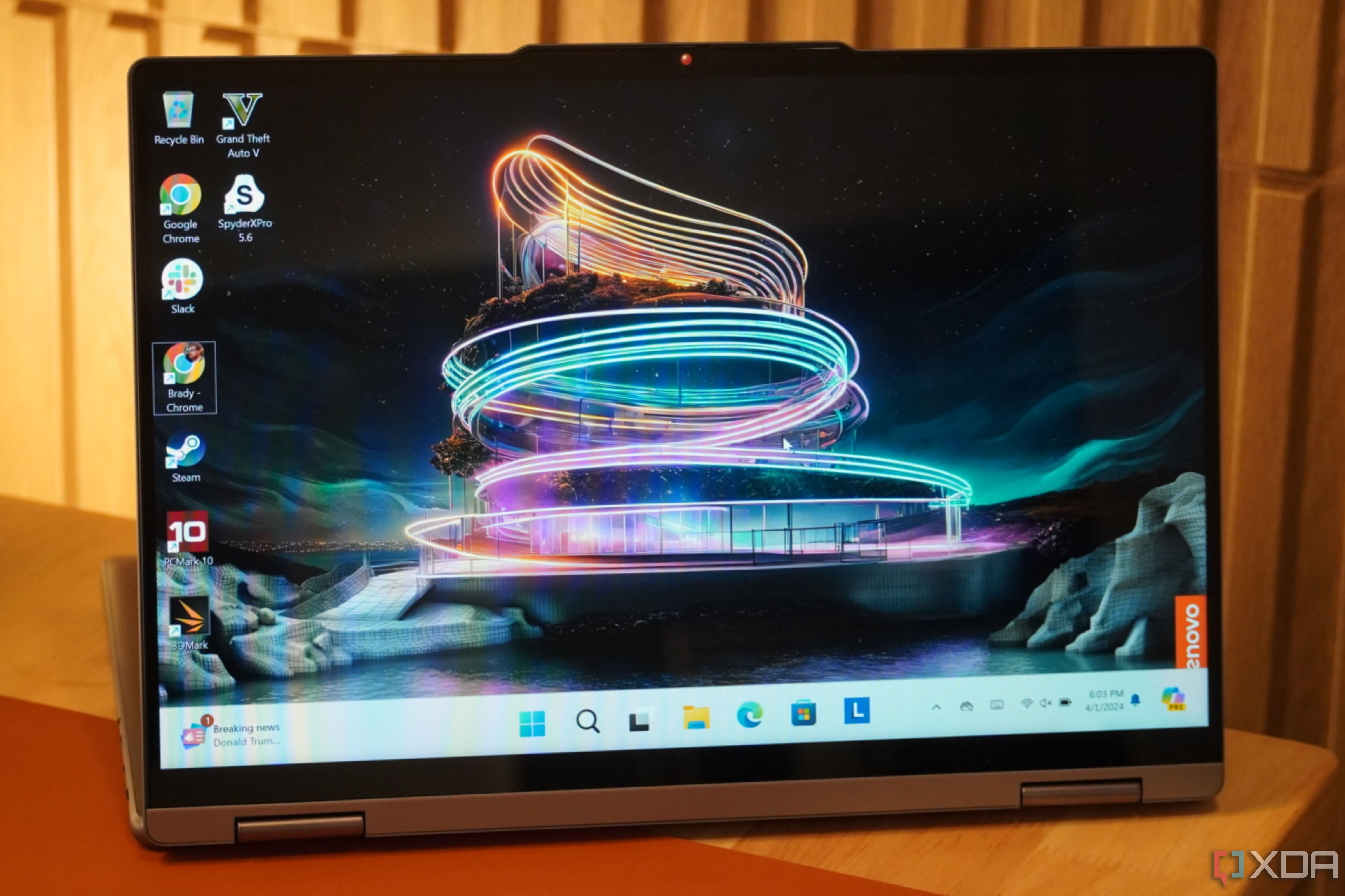 El escritorio de Windows 11 en una computadora portátil Lenovo Yoga 7.