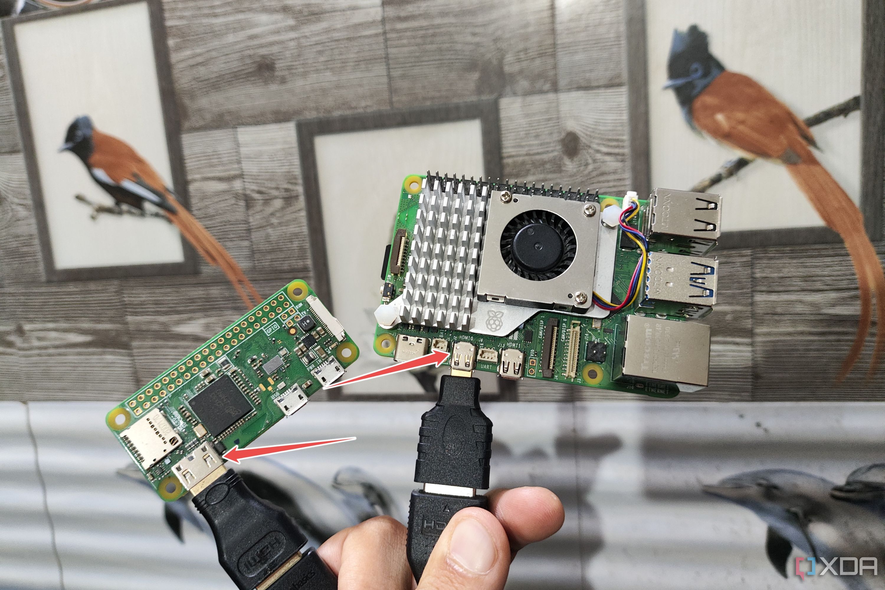 Los cables HDMI conectados a una Raspberry Pi 5 y Zero W