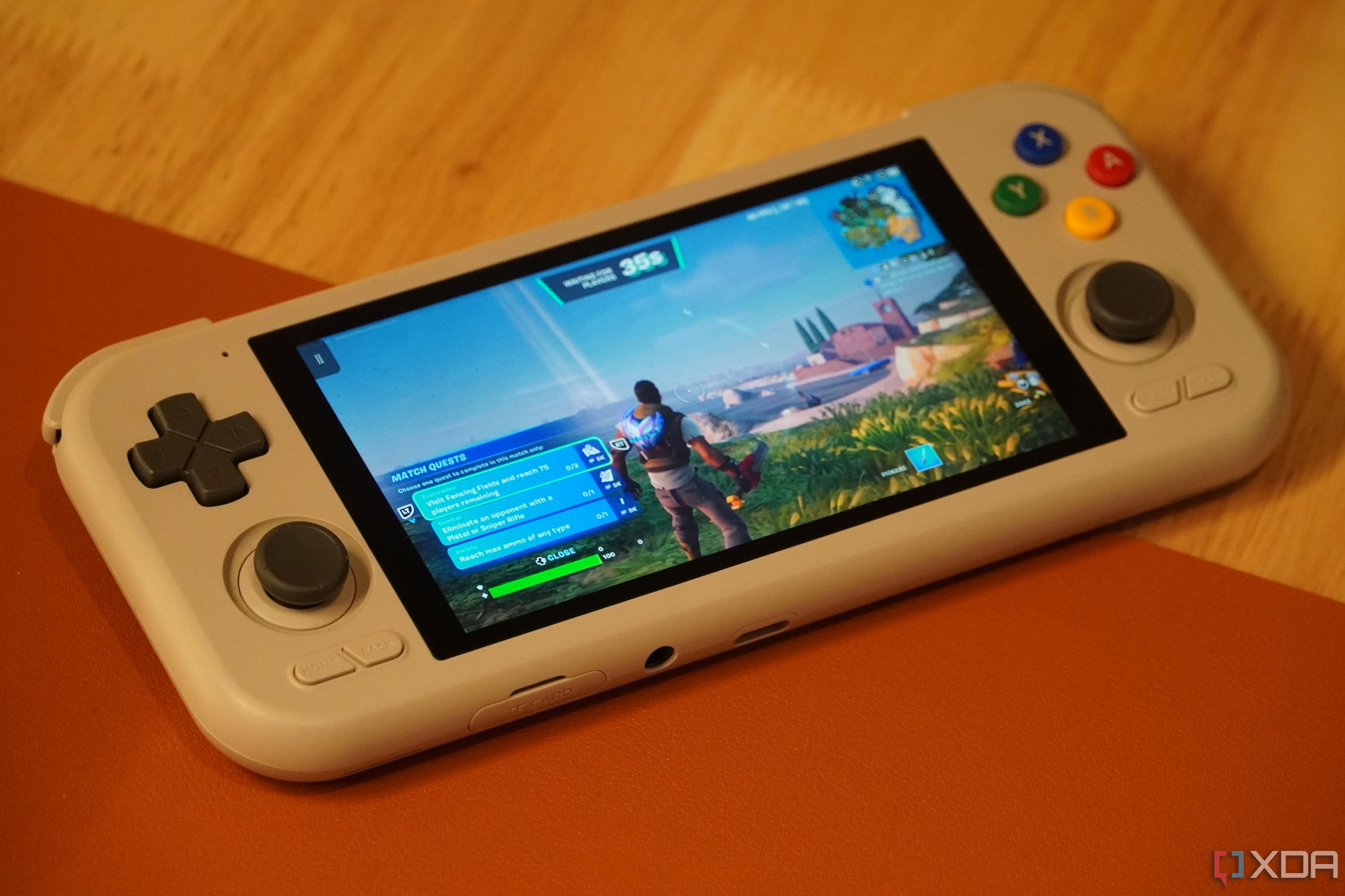 Fortnite работает на Retroid Pocket 4 с использованием Xbox Cloud Gaming.