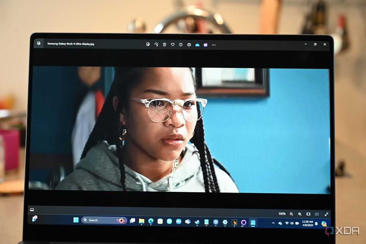 La pantalla del Samsung Galaxy Book 4 Ultra muestra a una niña afroamericana con gafas rotas