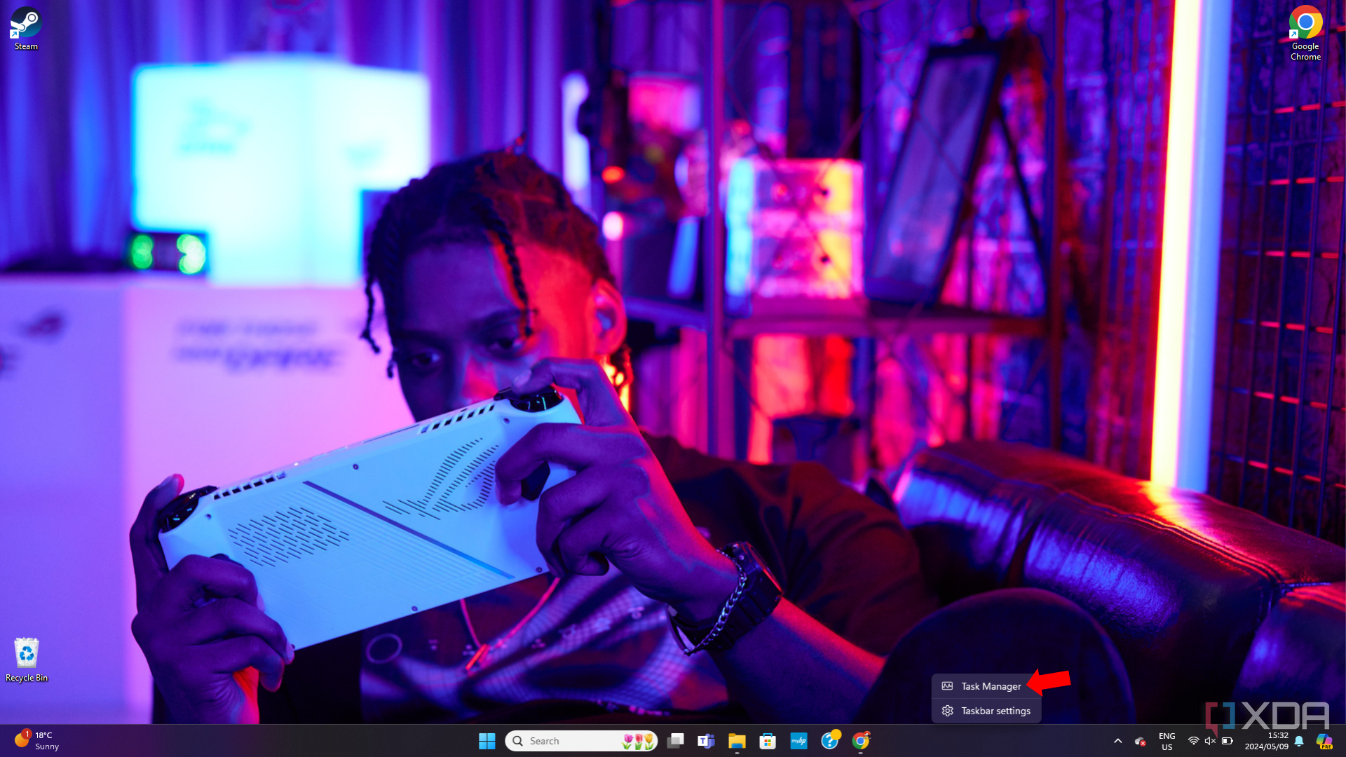 Как отключить задачи запуска в Windows 11 2 Рабочий стол Windows со стрелкой, указывающей на диспетчер задач.