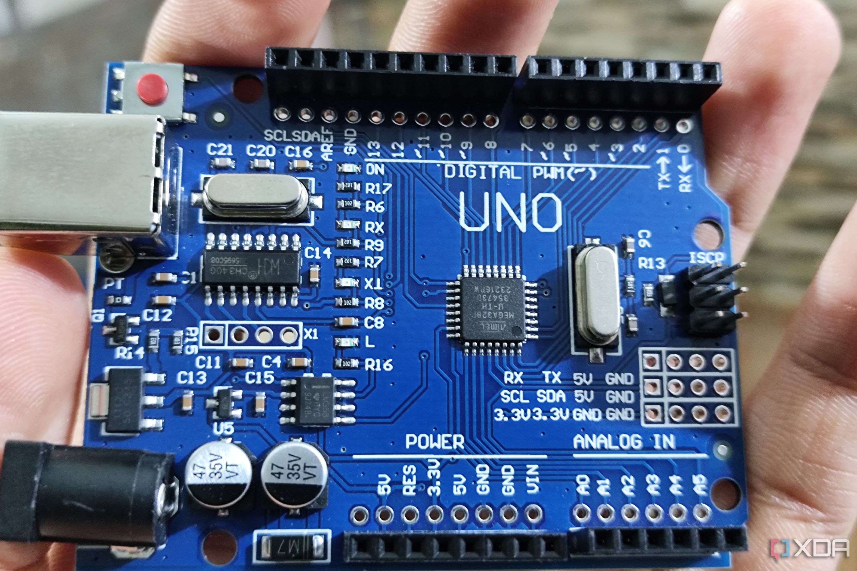 Una persona sosteniendo un Arduino Uno