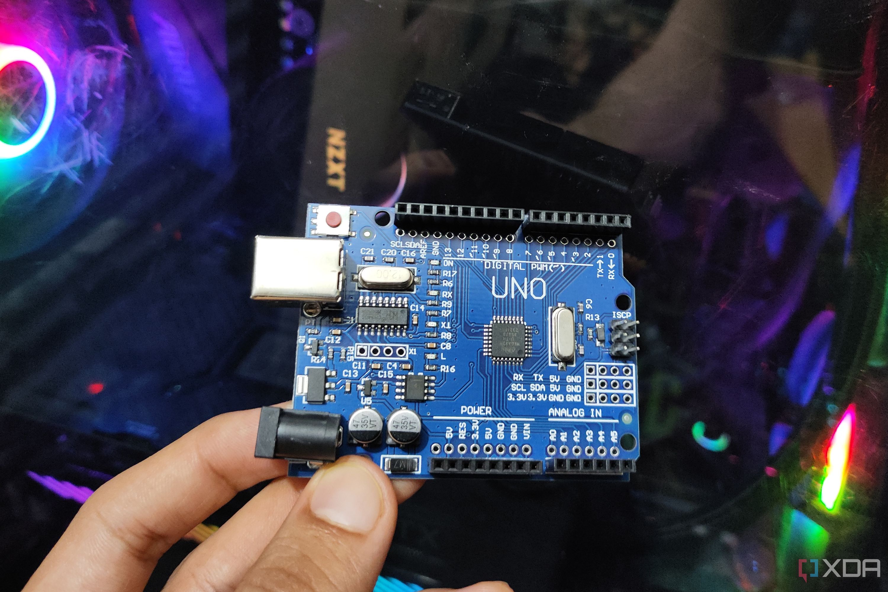 Una persona sosteniendo un Arduino Uno