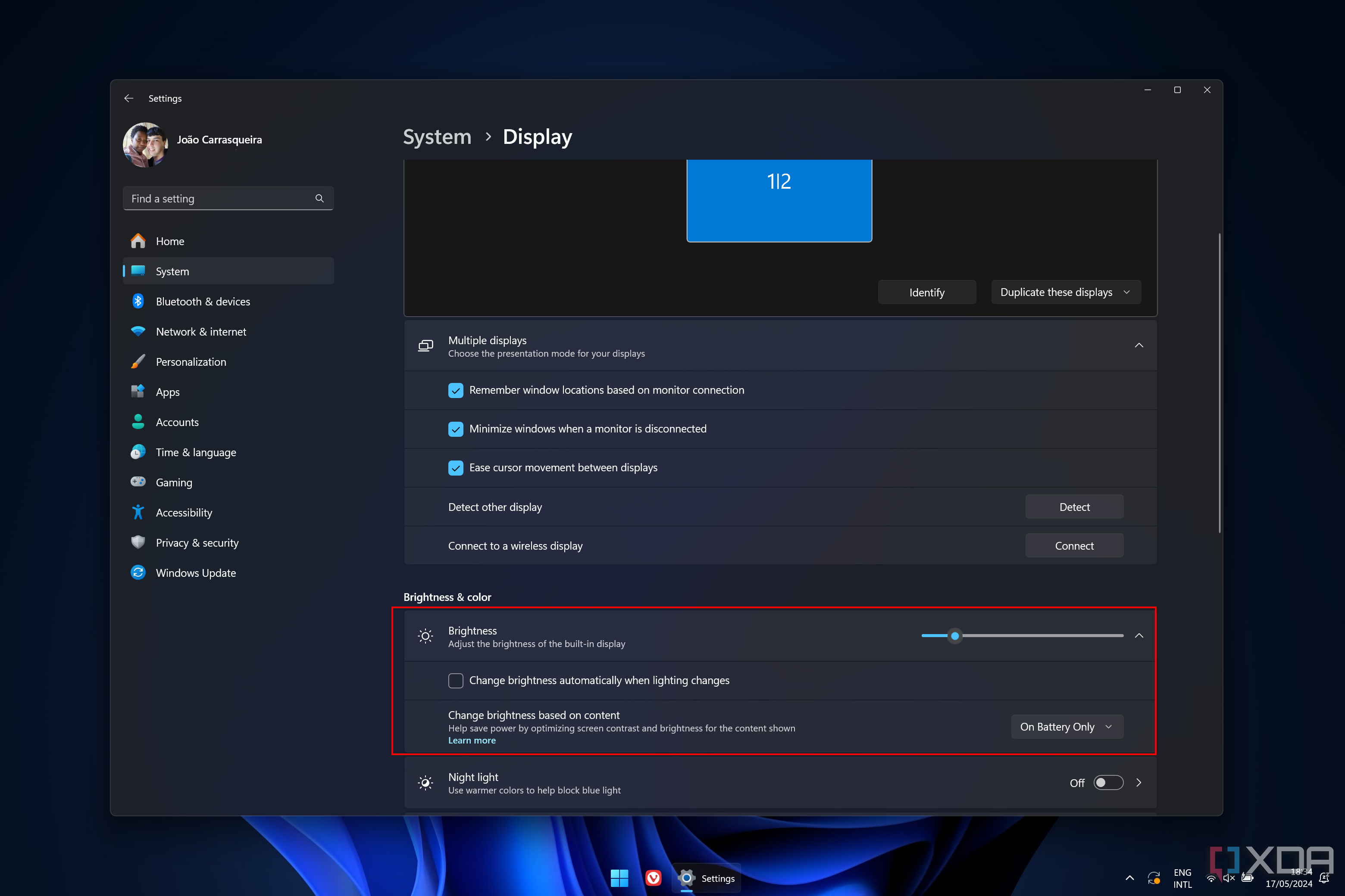 Captura de pantalla de la configuración de Windows 11 que muestra un nivel de brillo bajo, brillo automático deshabilitado y brillo adaptable según el contenido habilitado