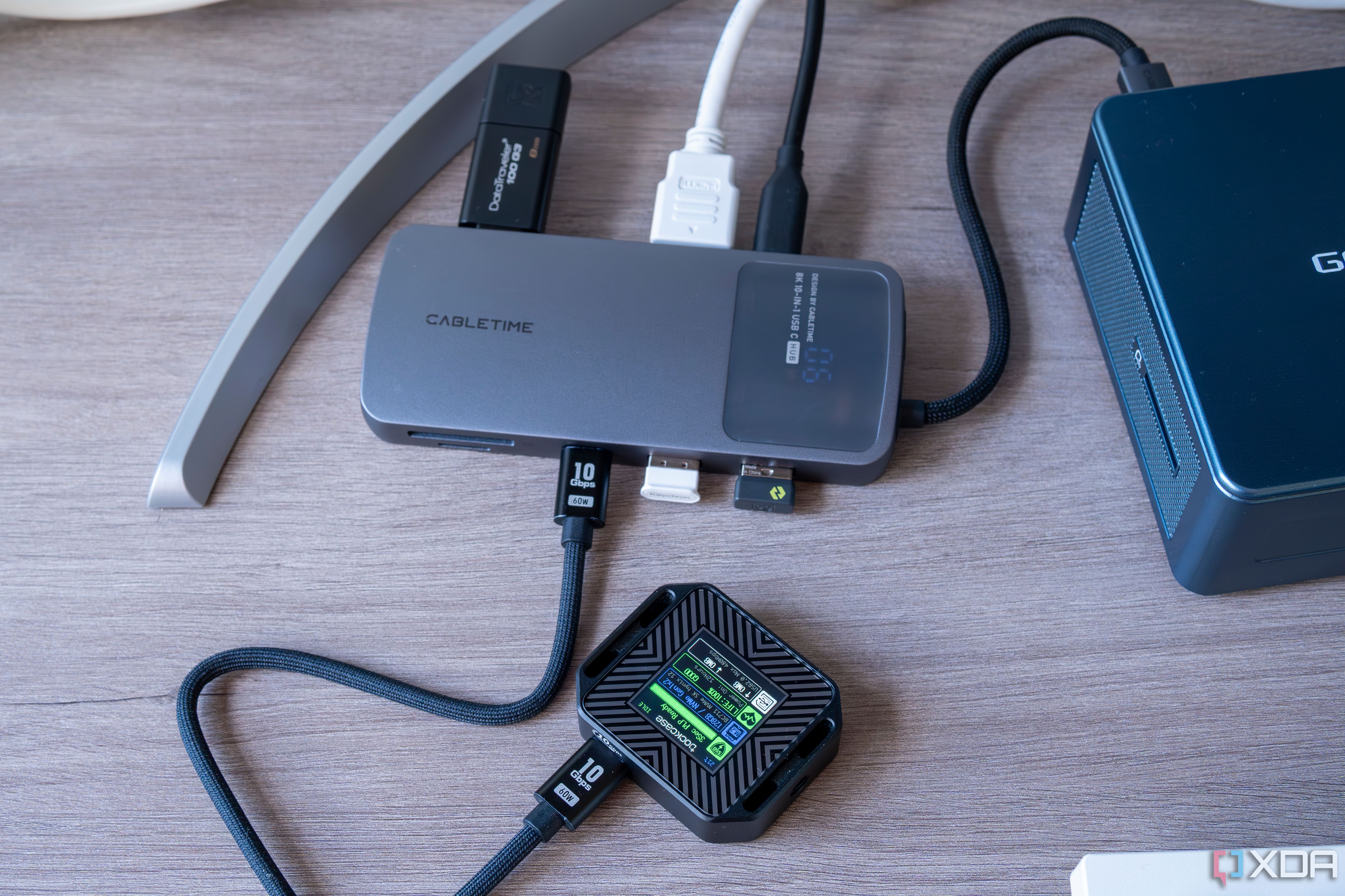 Pantalla digital Hub USB-C 8K 10 en 1 de Cabletime con un SSD externo conectado que indica que las velocidades están limitadas a USB 2.0