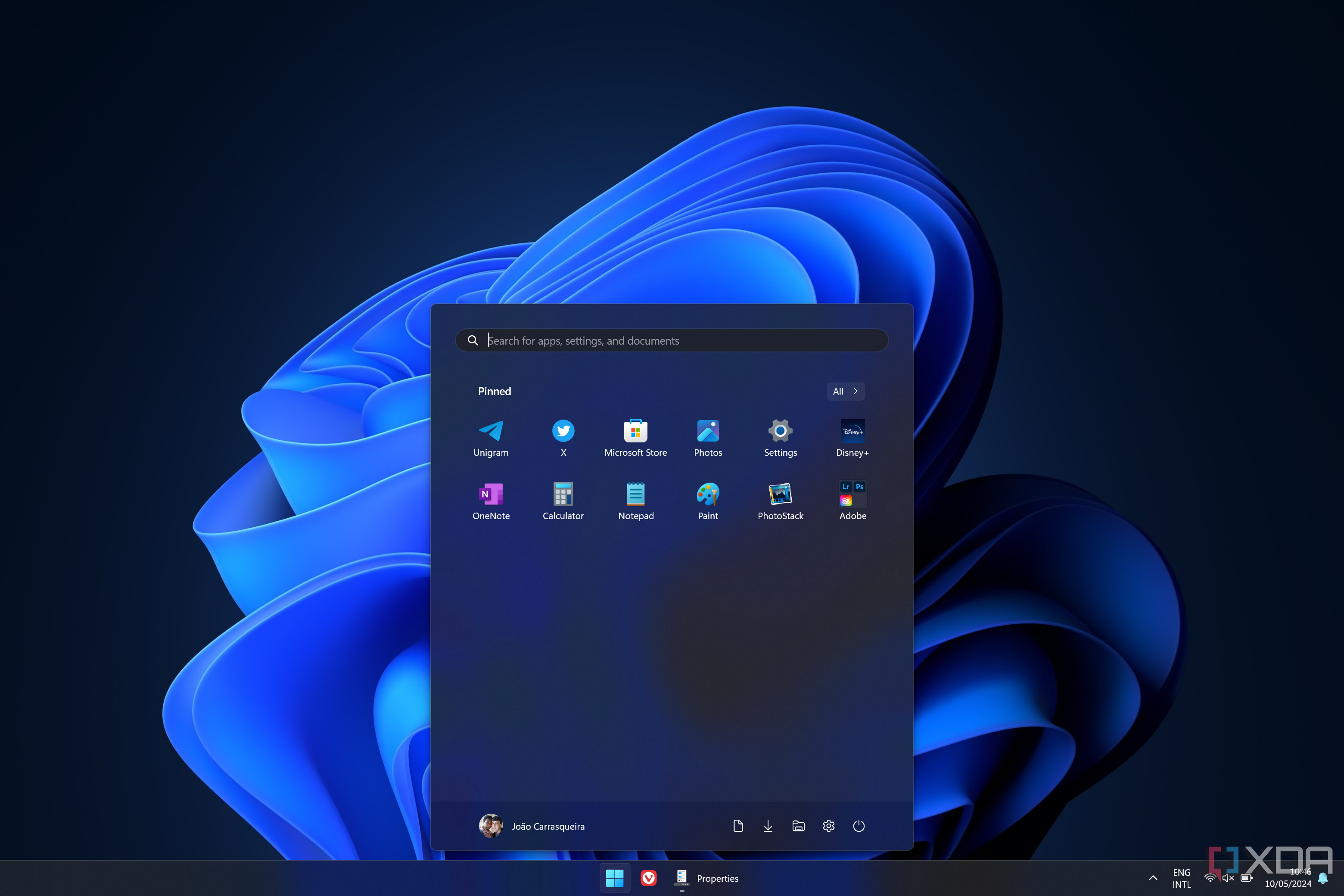 Captura de pantalla de un escritorio de Windows 11 con un menú Inicio centrado con el contenido recomendado deshabilitado