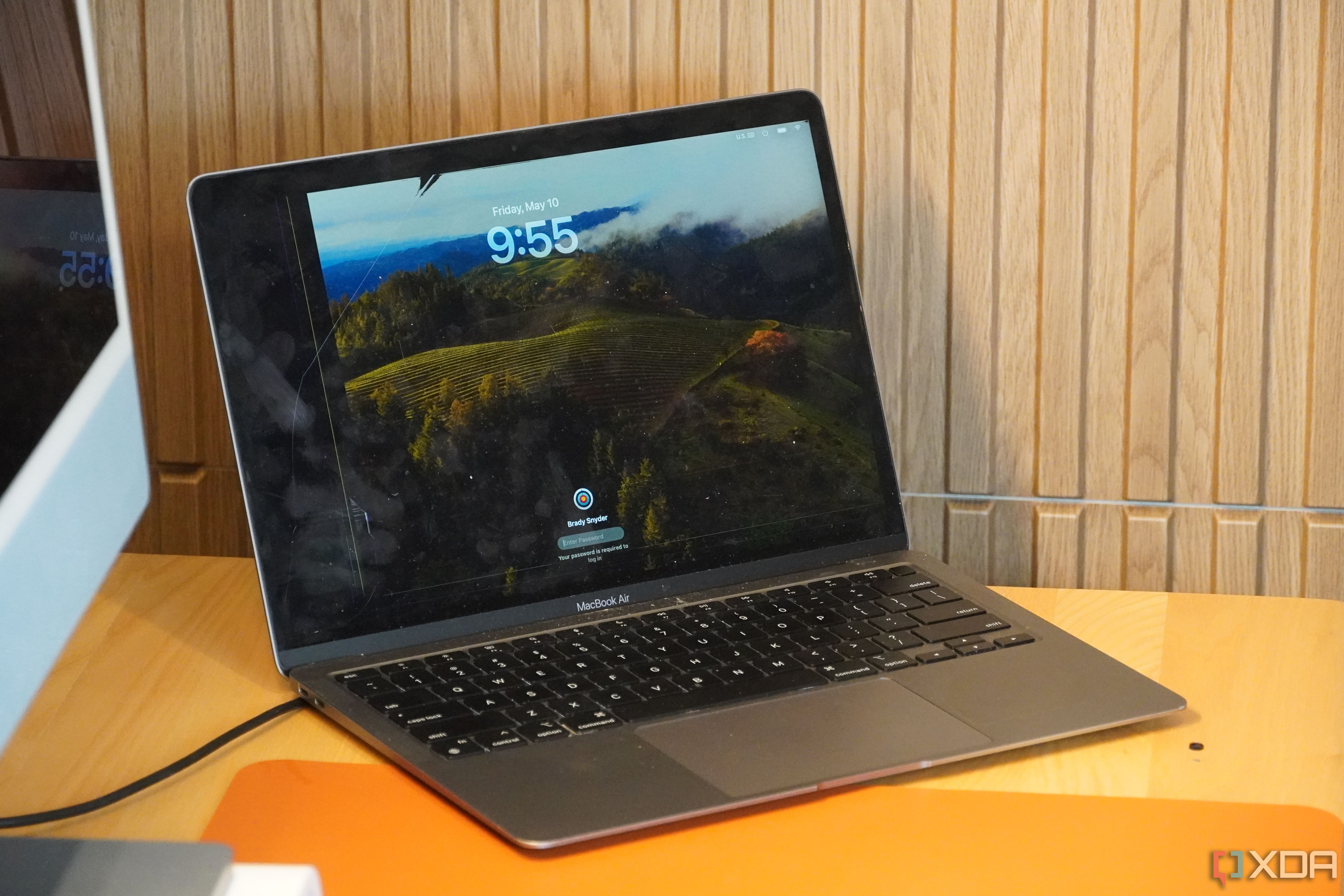 Una pantalla MacBook agrietada en un escritorio.